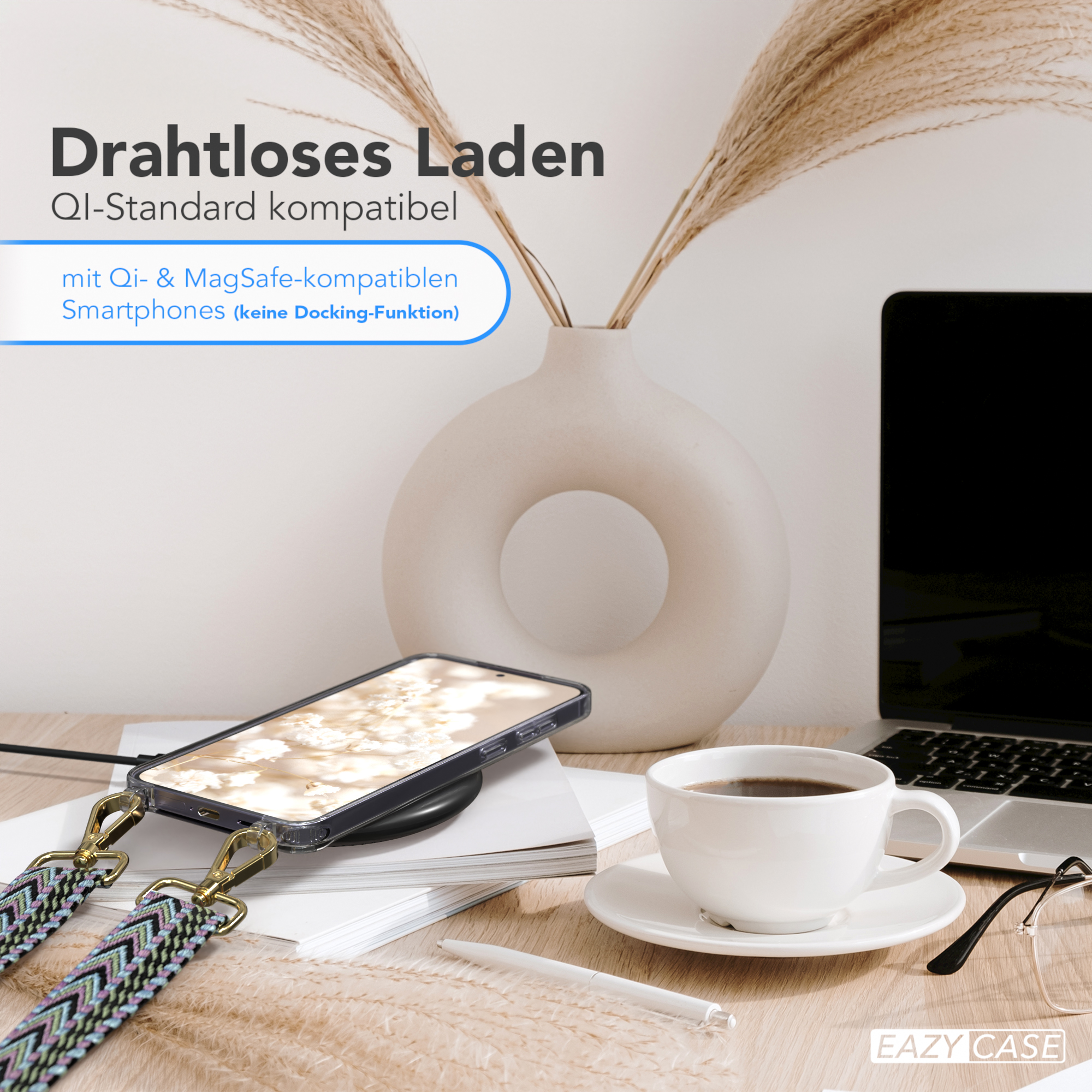 Ein Telefon auf einem kabellosen Ladegerät, eine Tasse Kaffee und eine Vase auf einem Schreibtisch.