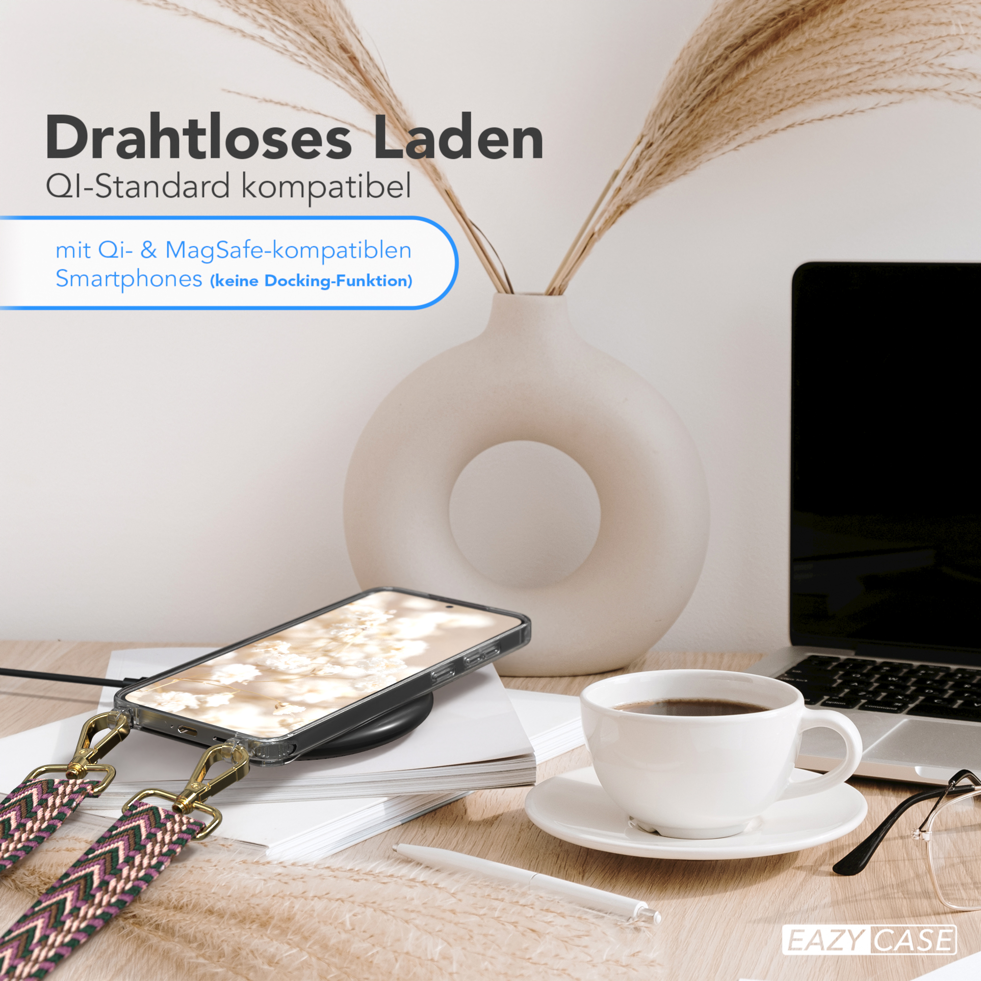 Ein Telefon, das auf einem kabellosen Ladegerät geladen wird. Eine Kaffeetasse, eine Brille und eine Vase mit Pflanzen stehen auf dem Tisch.