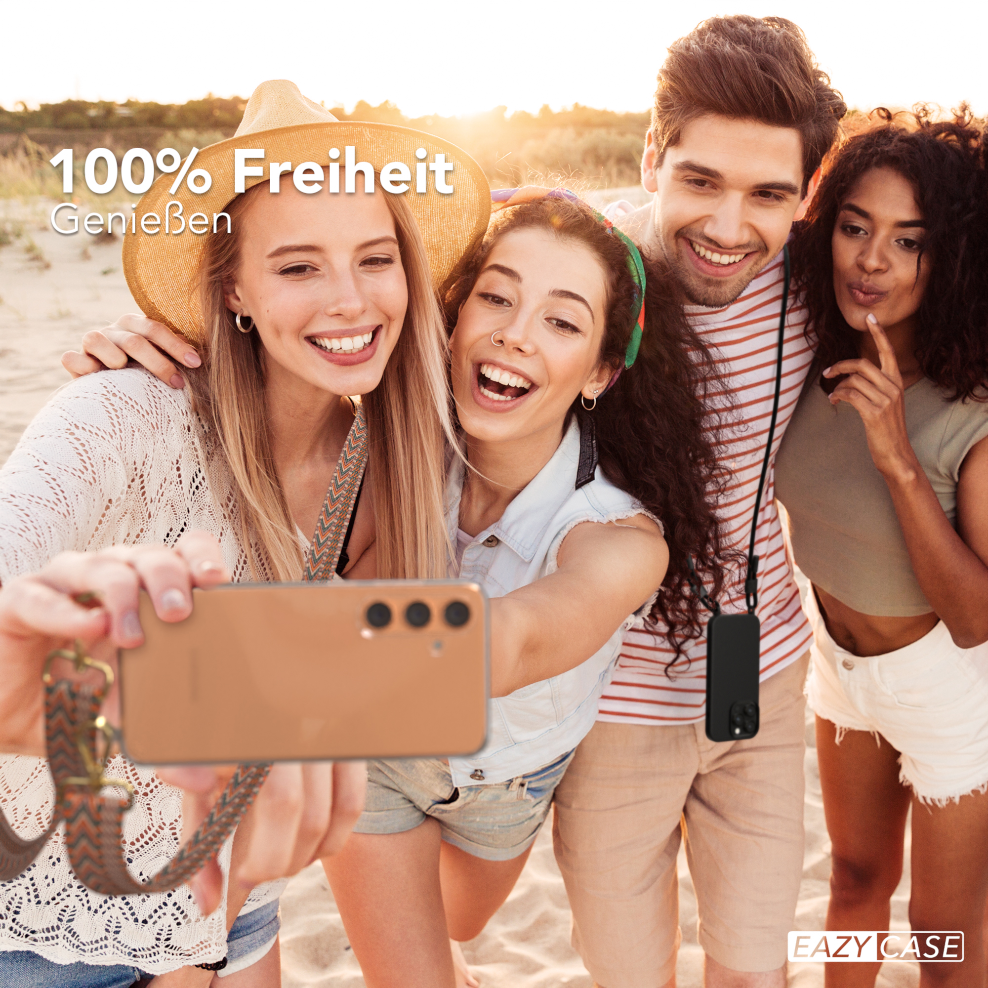 Gruppe von Leuten, die ein Selfie mit einem Telefon machen. Sie lächeln am Strand.