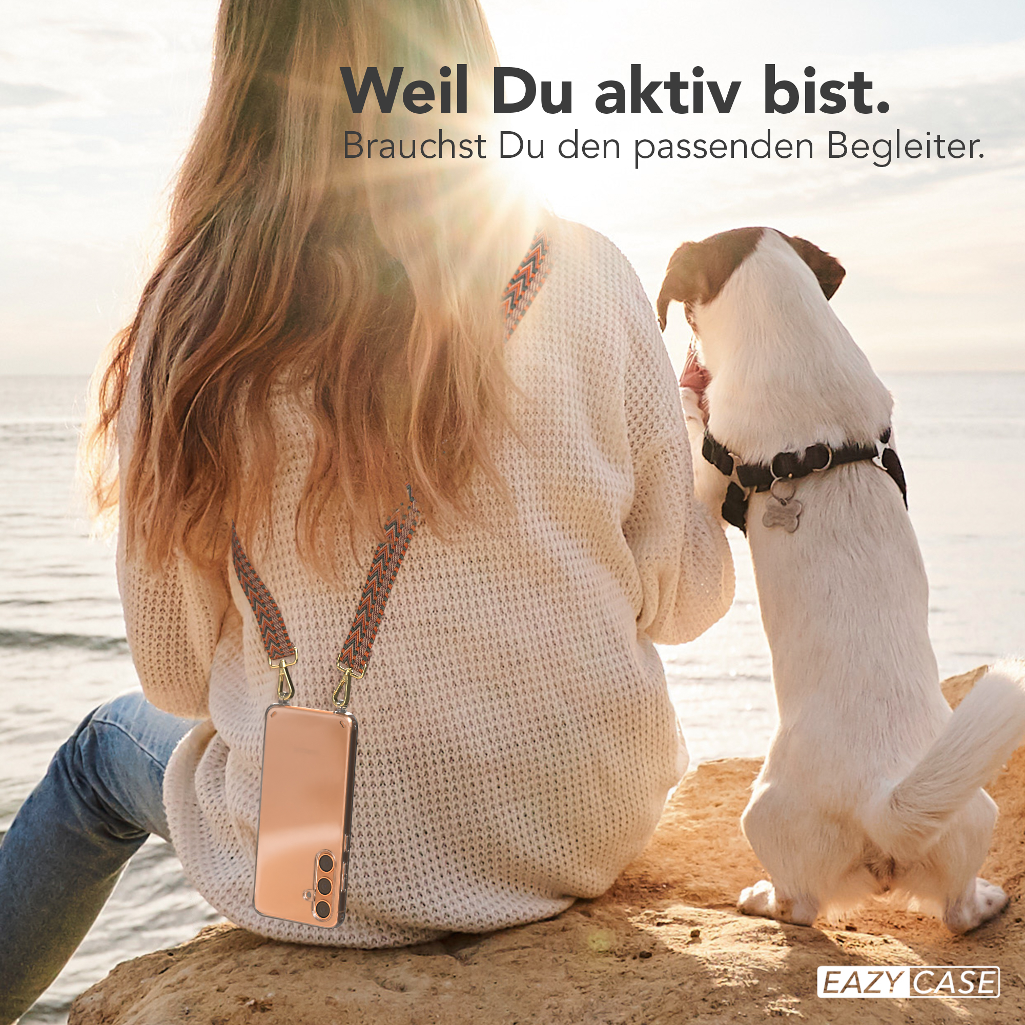 Eine Frau sitzt mit einem Hund, beide schauen sich an. Das Telefon hängt an ihrer Brust.