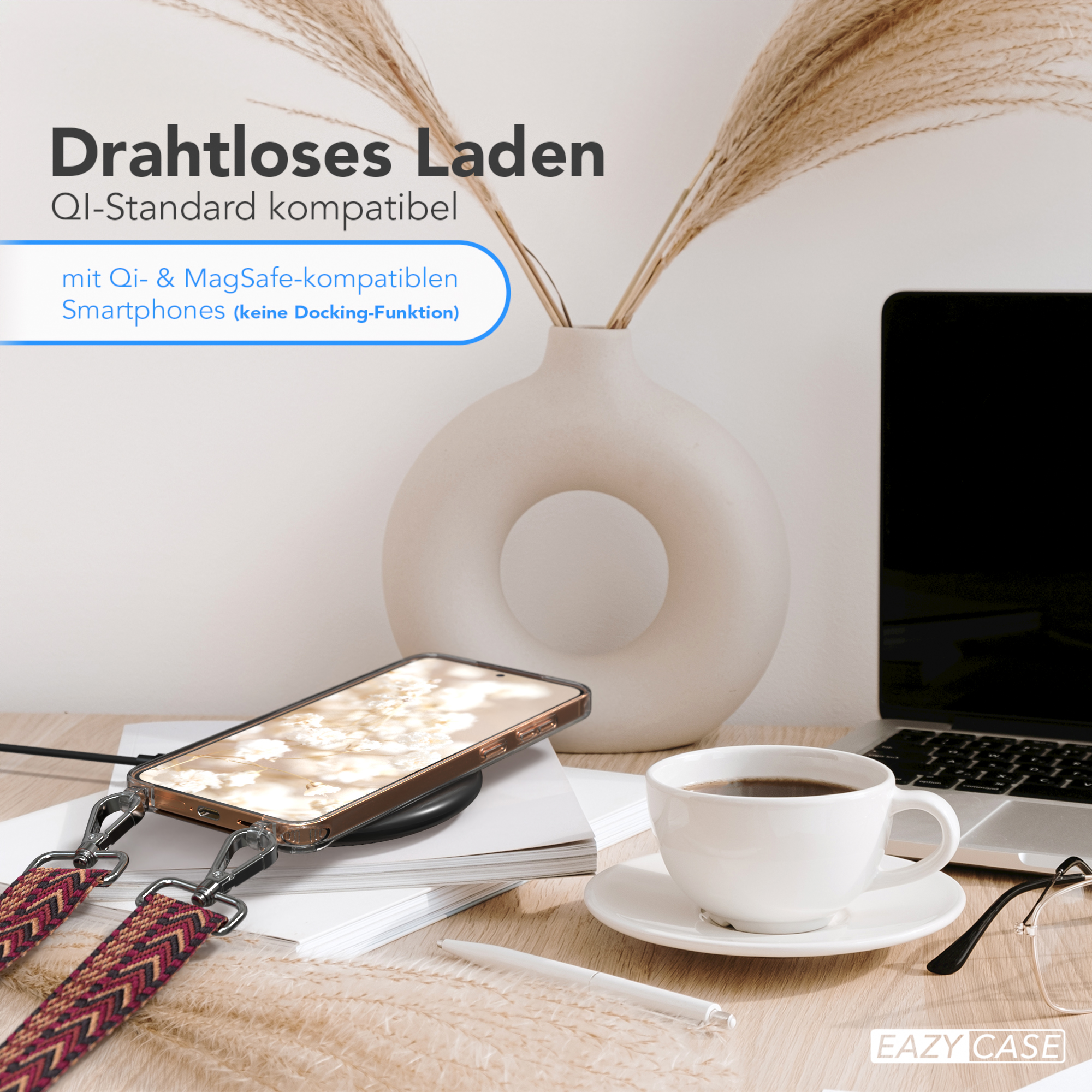 Ein Telefon, das kabellos geladen wird, Hülle an, in der Nähe einer Kaffeetasse, einer Vase und eines Laptops.