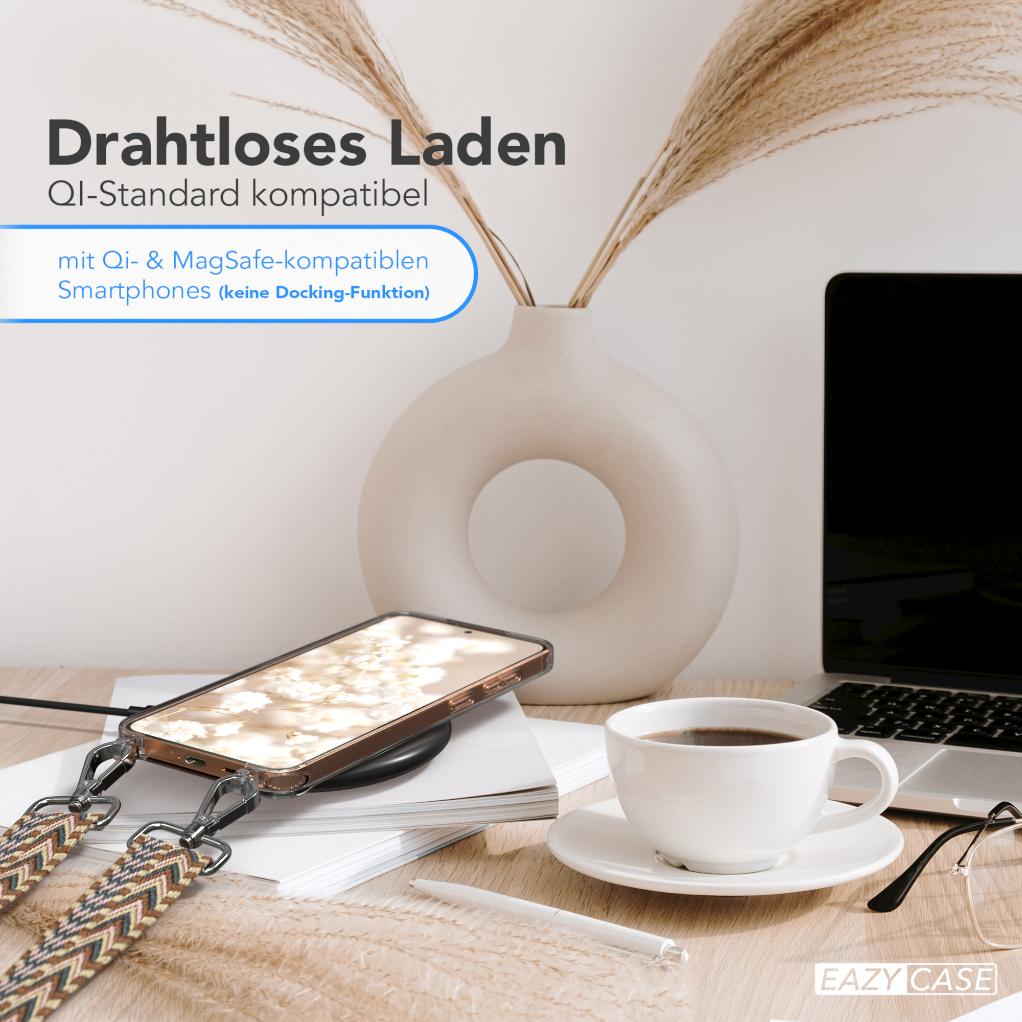 Telefon auf kabellosem Ladegerät. Braune Handyhülle mit Riemen. Weiße Tasse. Schreibtischszene.