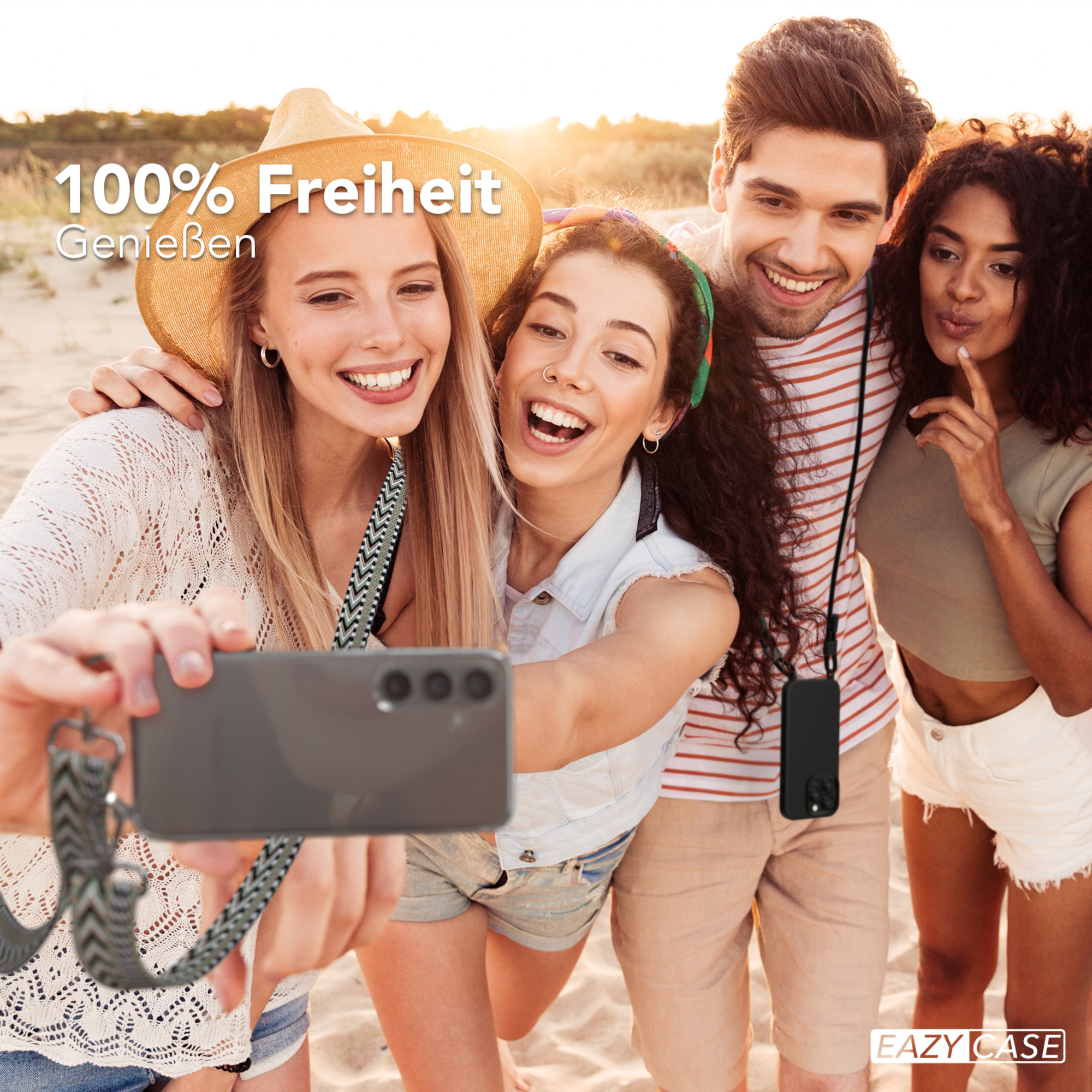 Vier Personen machen ein Selfie am Strand und halten ein schwarzes Telefon.