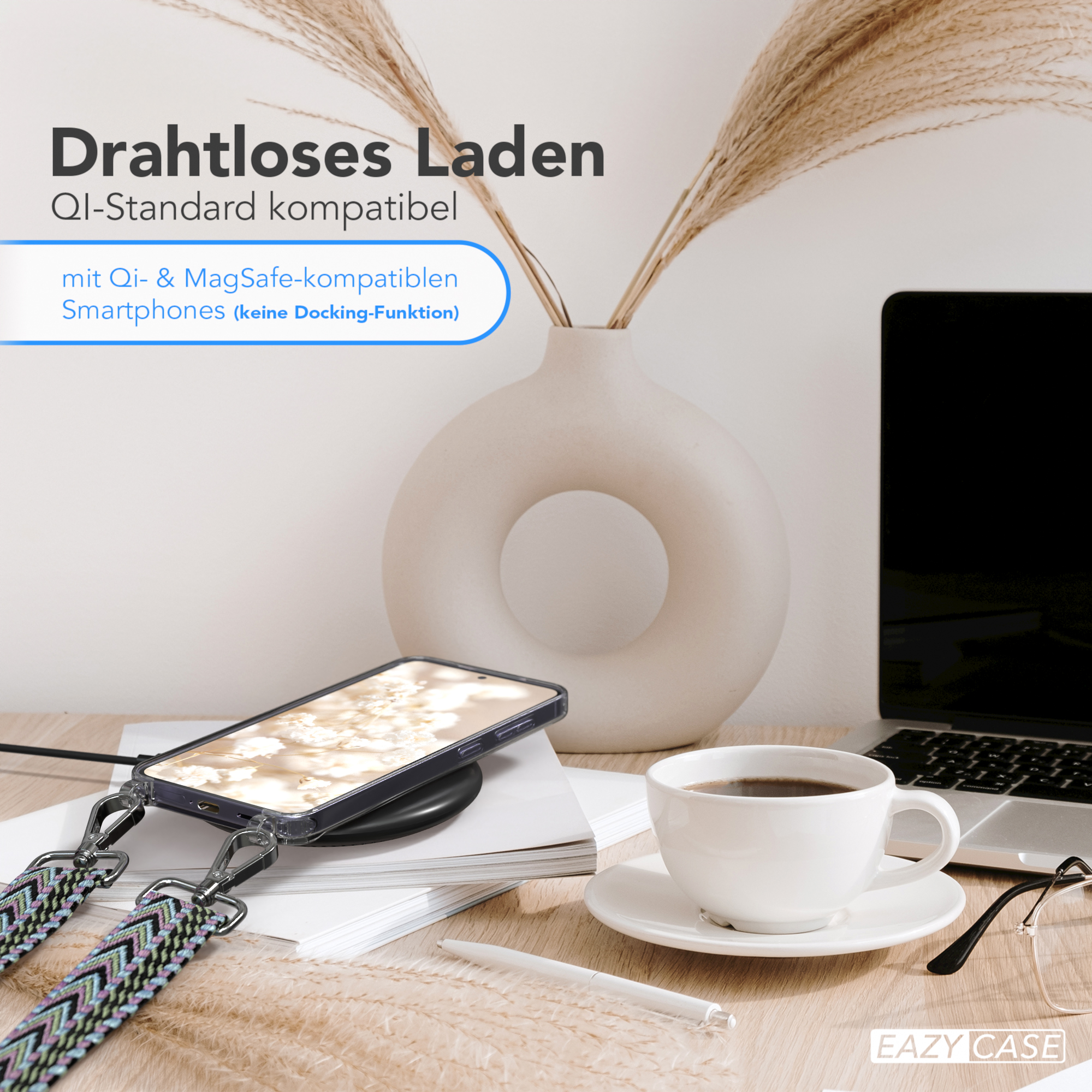 Ein Telefon liegt auf einem kabellosen Ladegerät auf einem Schreibtisch. Daneben stehen eine Vase und eine Kaffeetasse.