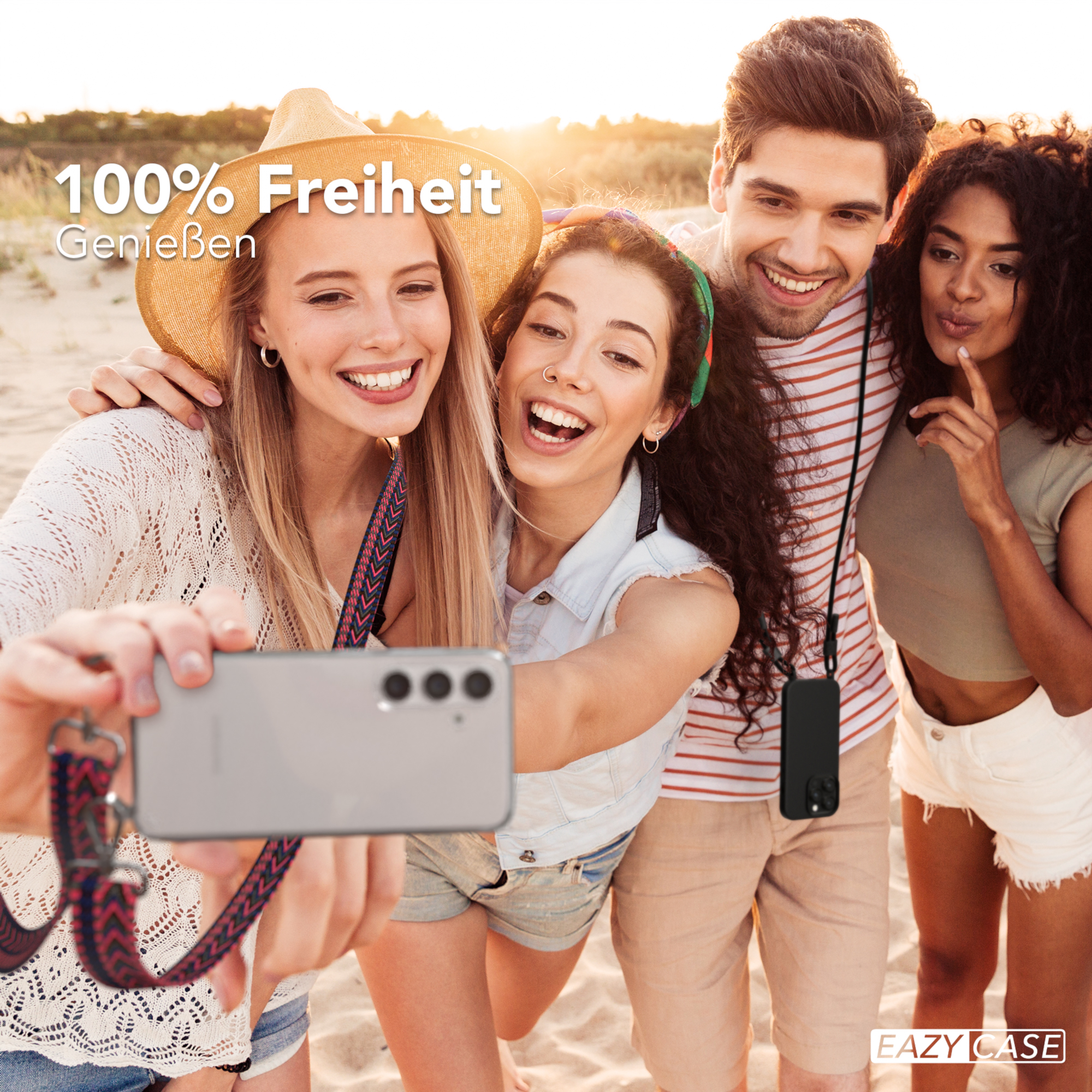 Vier Freunde am Strand machen ein Selfie mit einem Telefon. Sie lächeln und sind glücklich. Strand im Hintergrund.