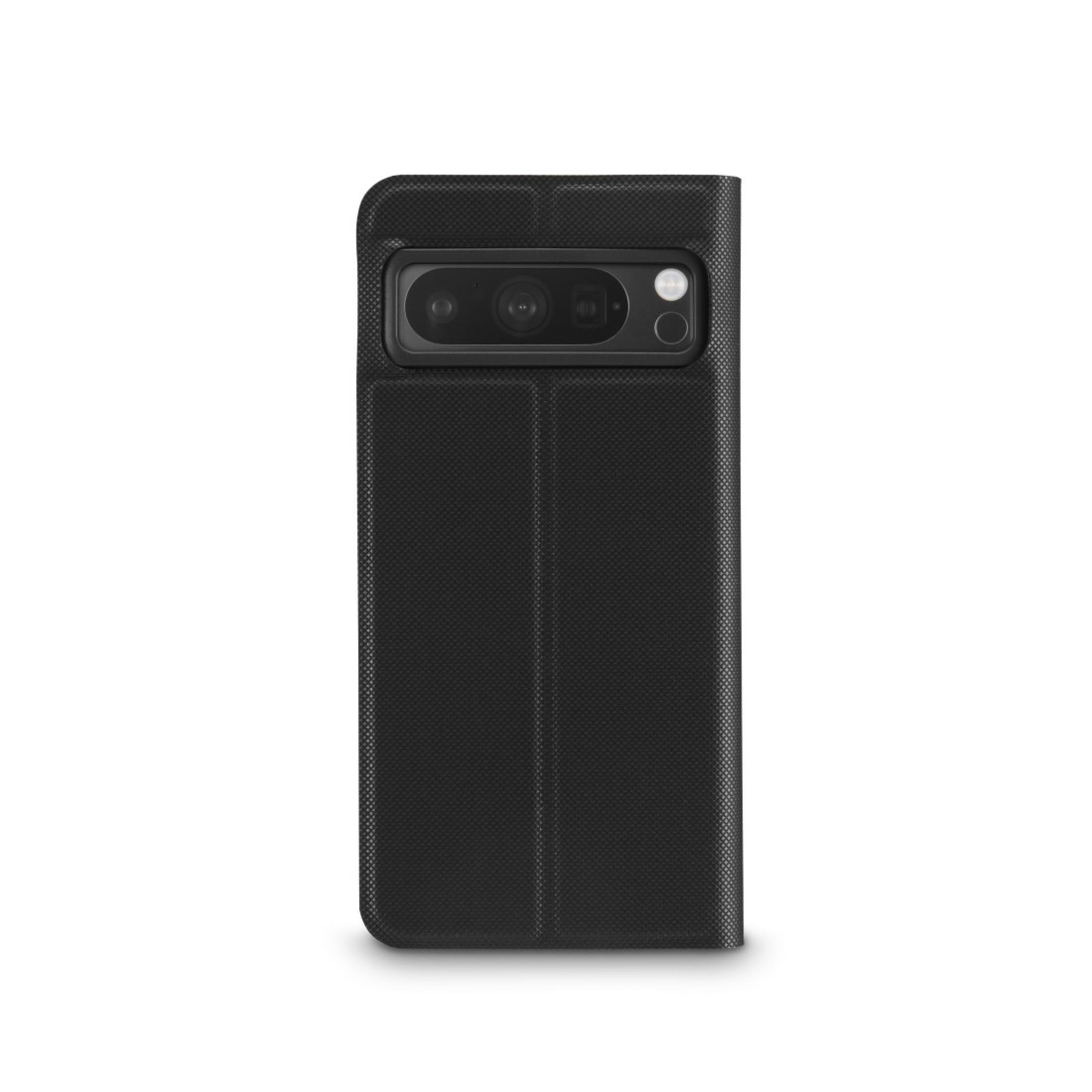 Custodia nera per telefono con ritaglio per fotocamera. Ha una superficie strutturata ed è chiusa.