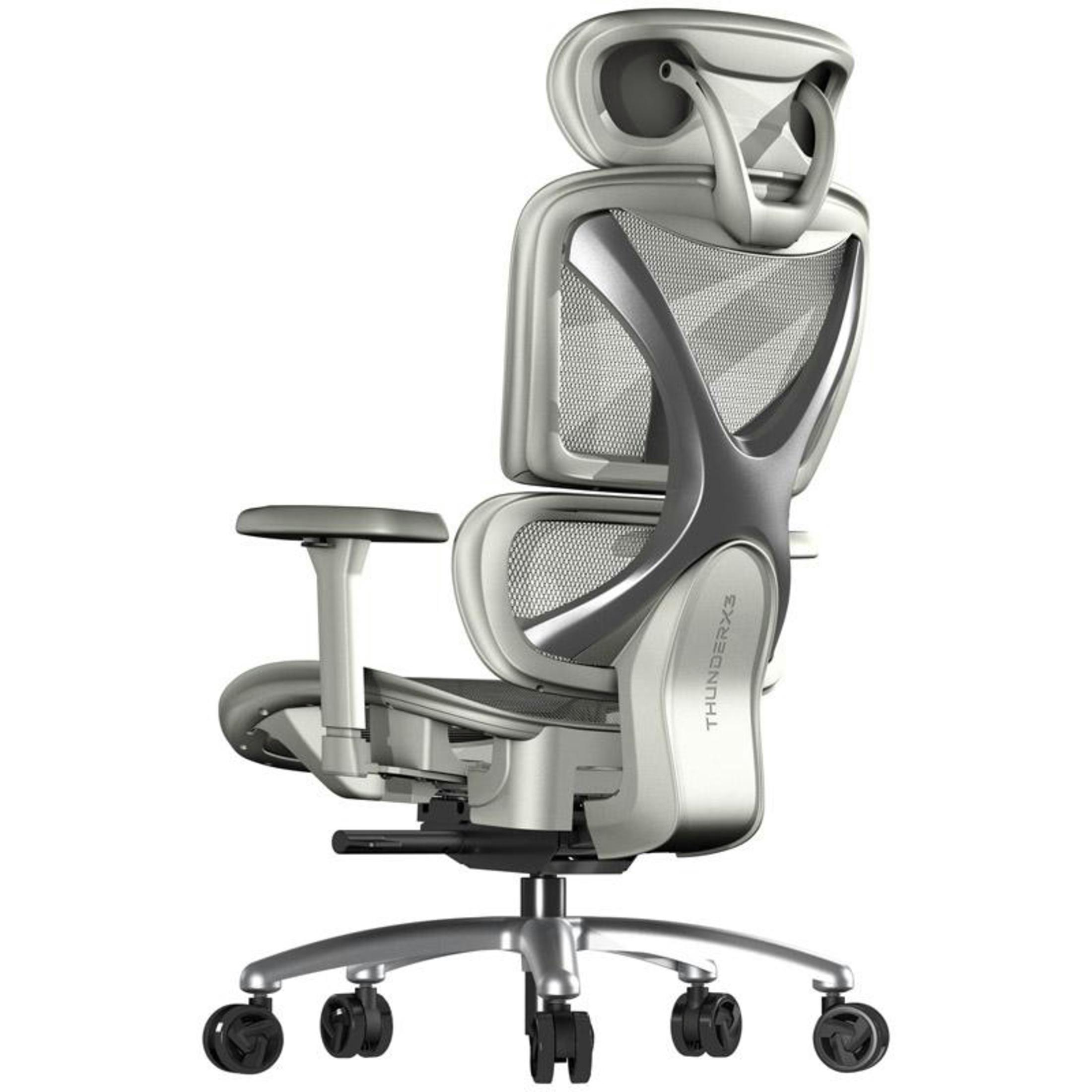 Ergonomischer Bürostuhl, silber und grau, mit Netzrücken und Kopfstütze. Es hat Räder.