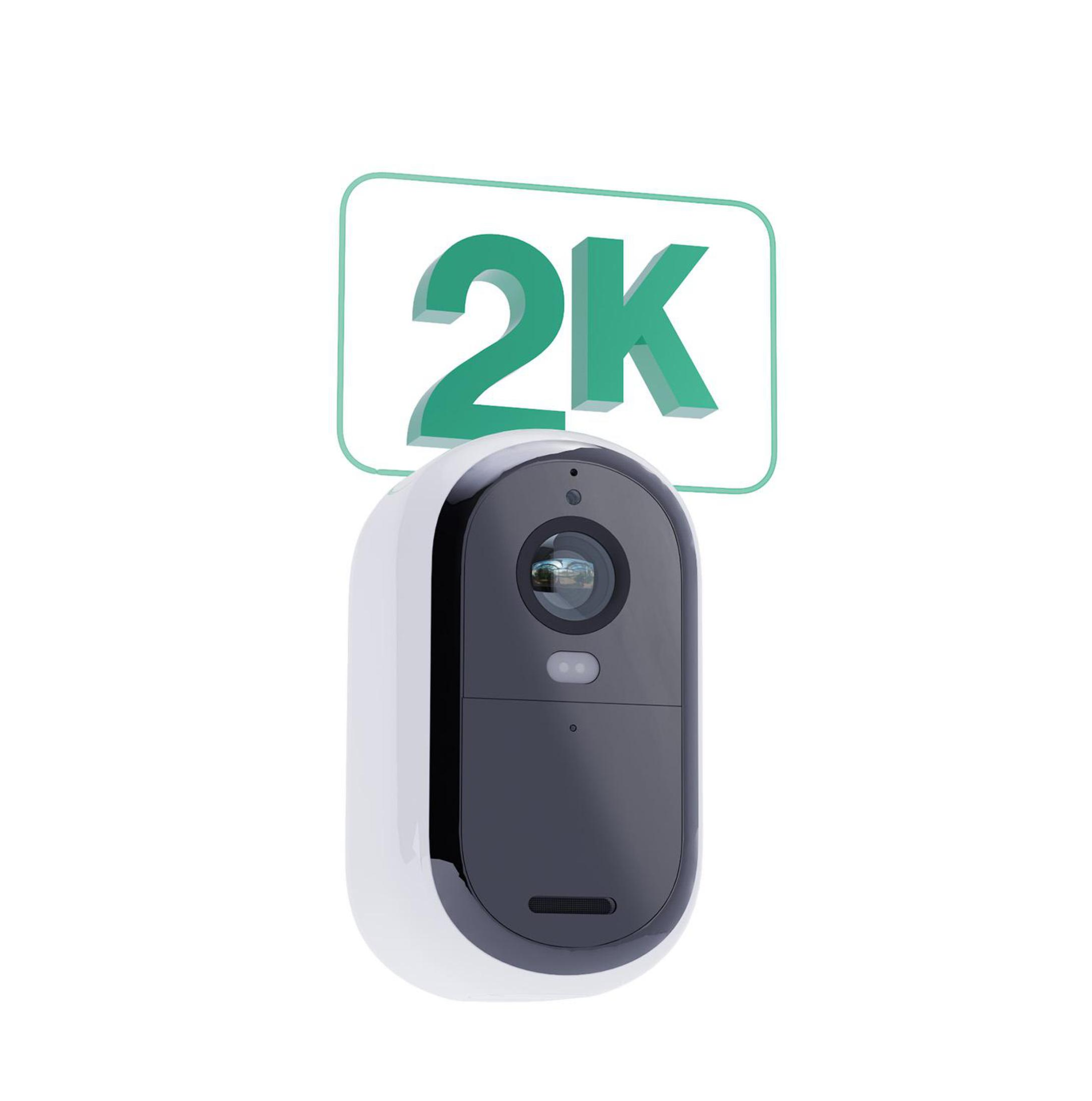 Eine schwarz-weiße Überwachungskamera mit einem 2K-Label in Grün. Der Hintergrund ist weiß.