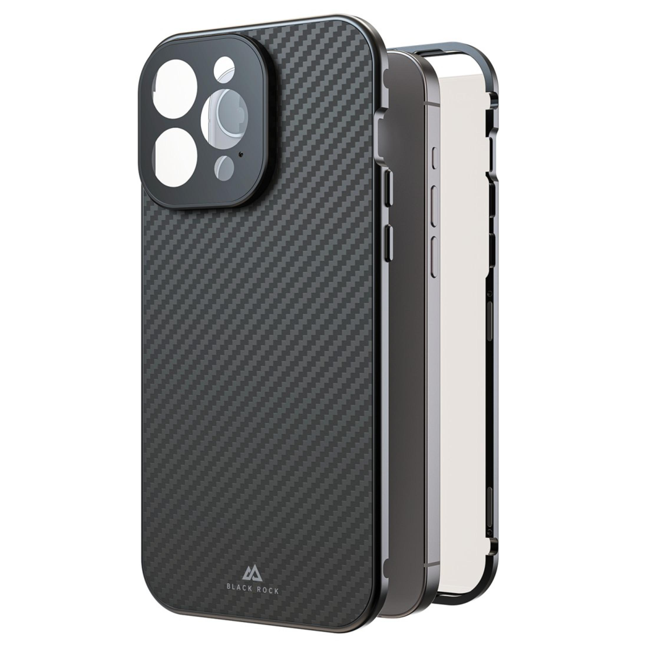 Una custodia per telefono nera con design in fibra di carbonio. La custodia ha un ritaglio per la fotocamera.