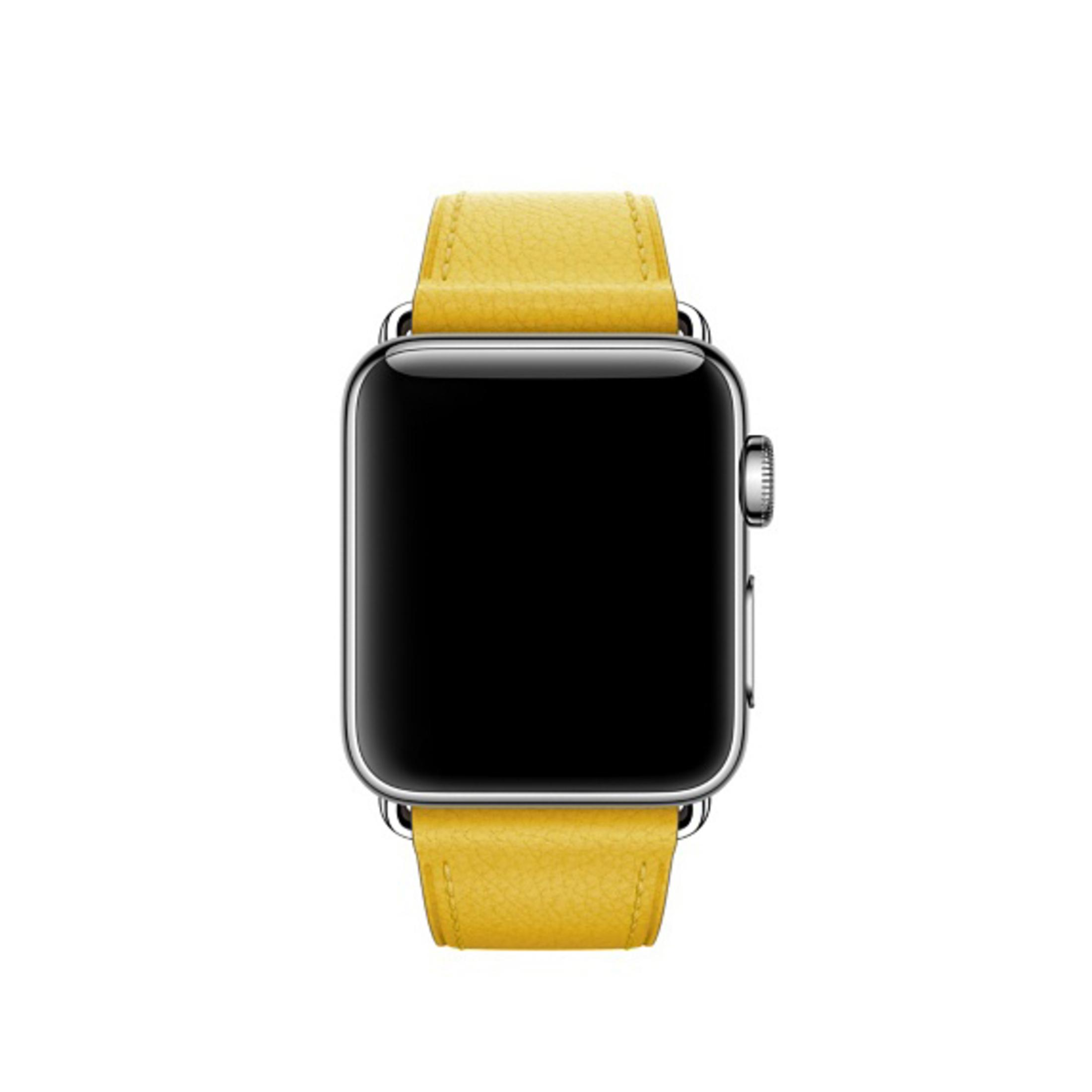 Srebrny Apple Watch z żółtym skórzanym paskiem. Ekran jest czarny.
