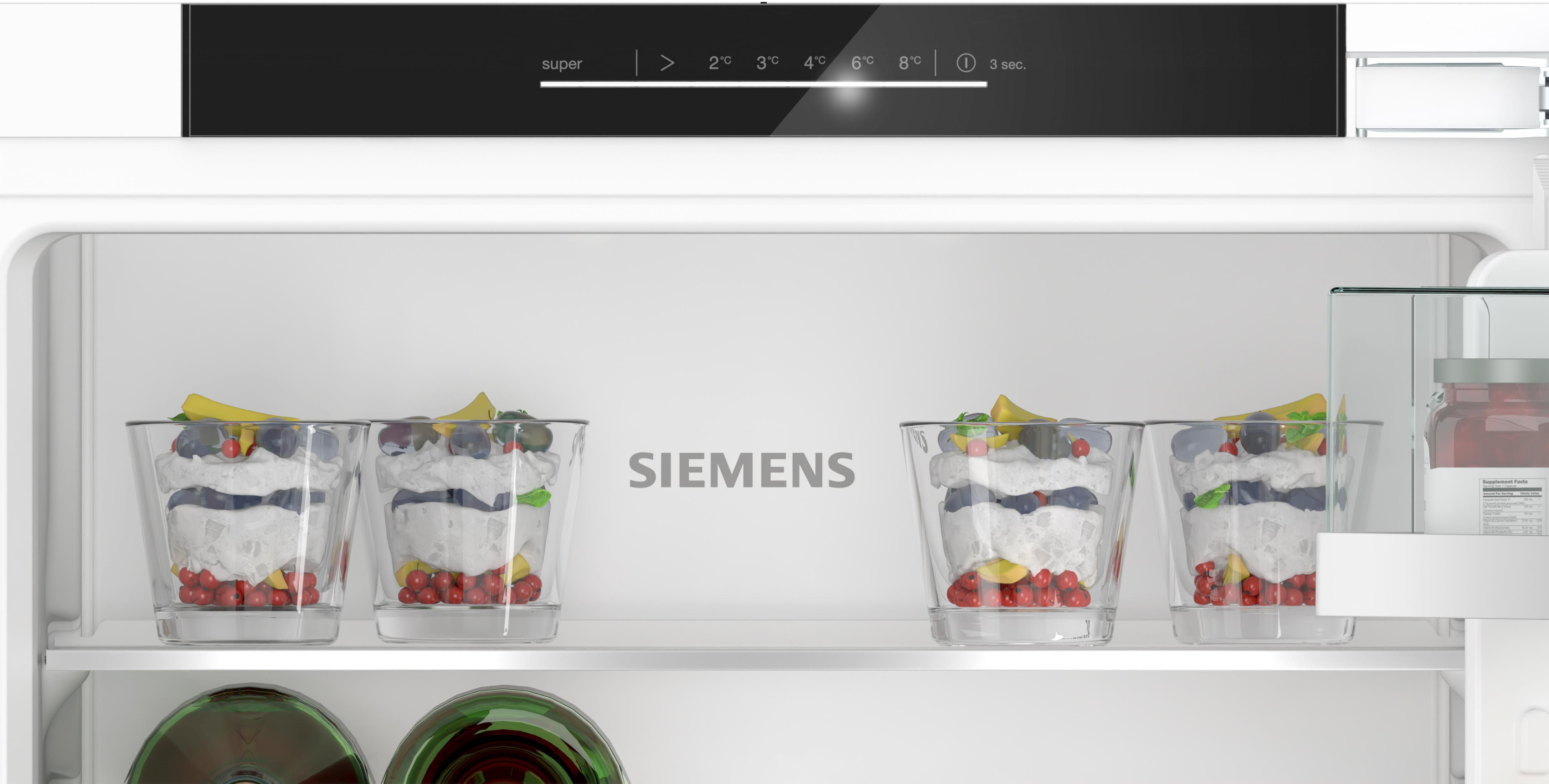 Im Kühlschrank: vier Glasdesserts mit Obst und Sahne, Siemens-Logo sichtbar.