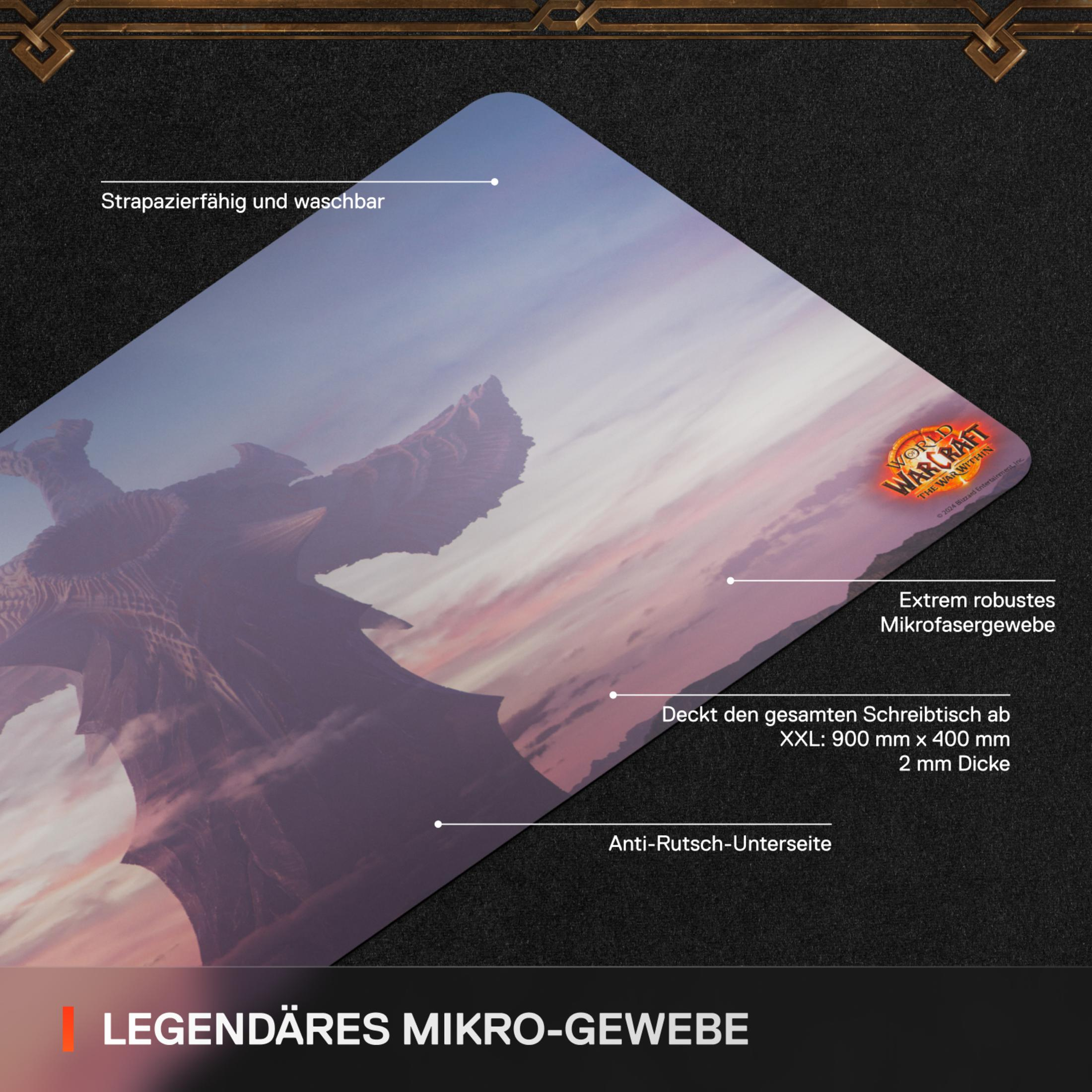 Mauspad mit WoW-Grafik. Text und Grafiken auf schwarzer Oberfläche. Enthält deutschen Text. Dunkler Hintergrund.