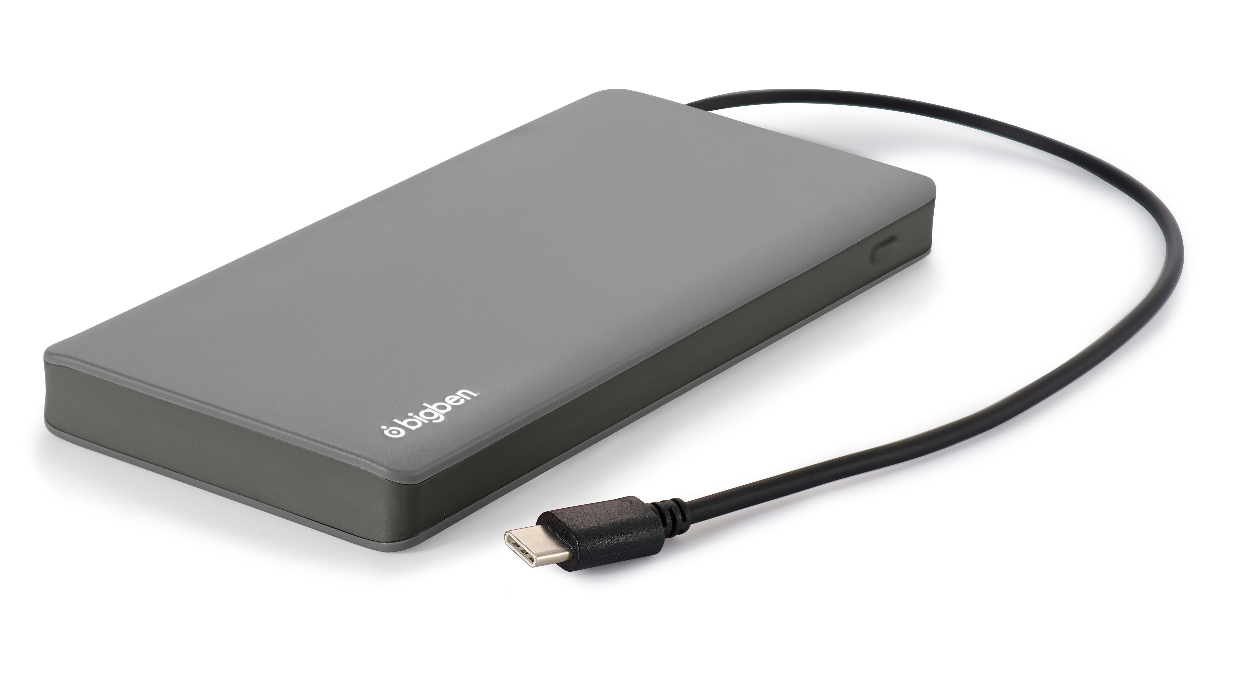 Un disco rigido esterno grigio con cavo nero e connettore USB-C, su una superficie bianca.