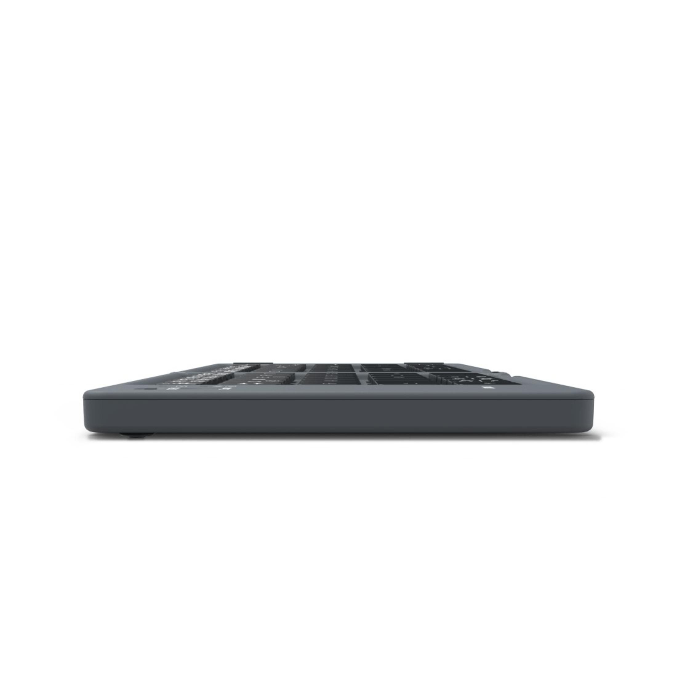 Una tastiera grigio scuro piatta vista lateralmente, isolata su sfondo bianco.