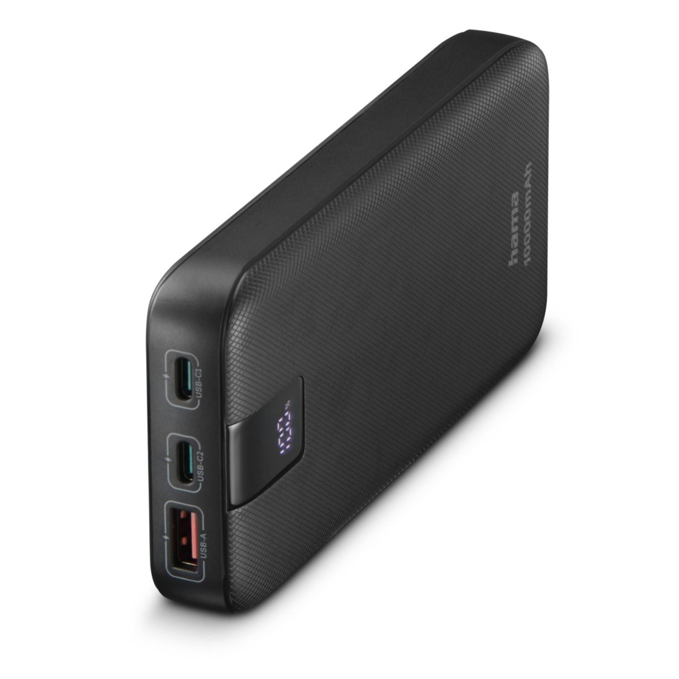 Power bank nera con tre porte e un display che mostra la percentuale della batteria. Sfondo bianco.