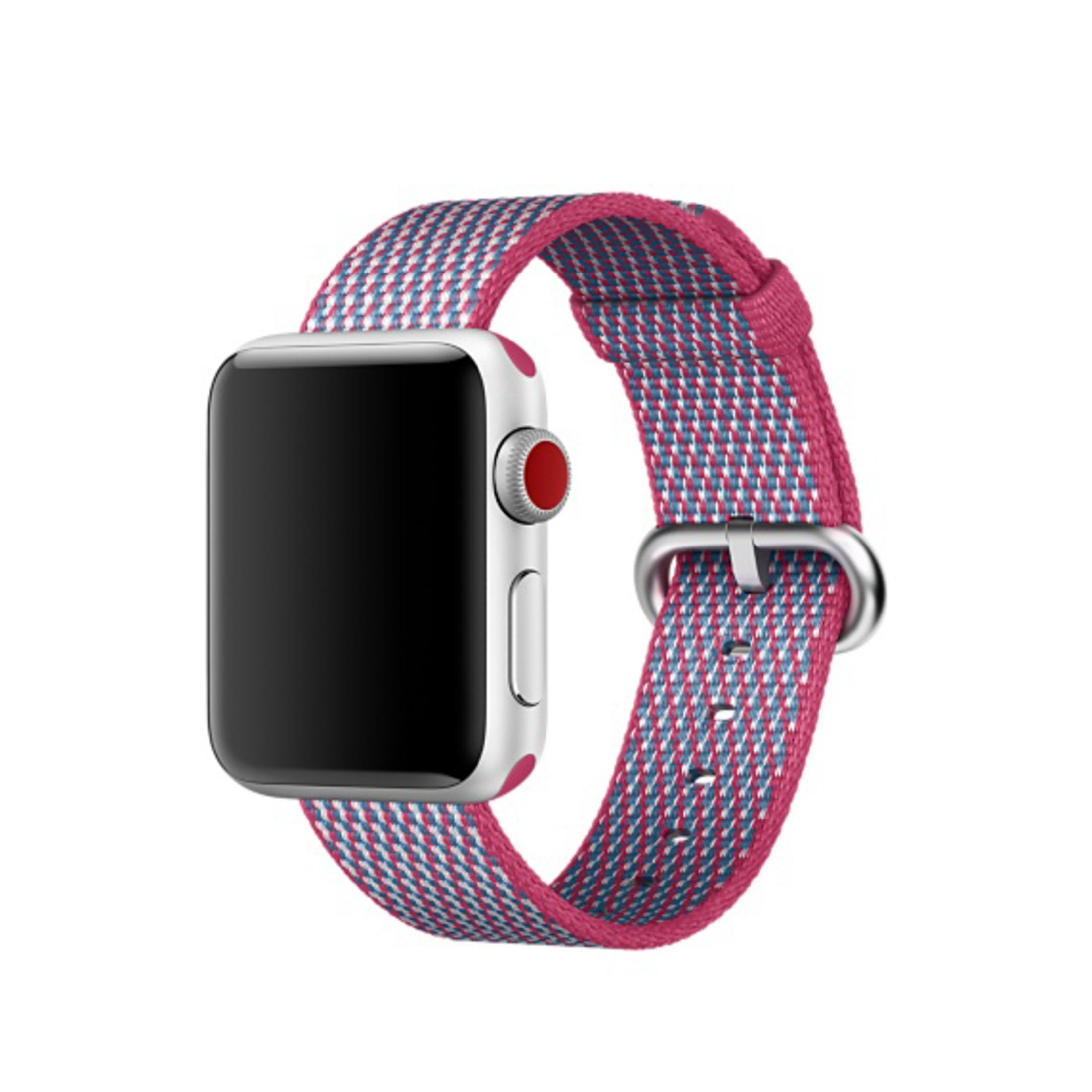 Apple Watch z kolorowym paskiem. Zegarek jest srebrny z czerwonym przyciskiem.