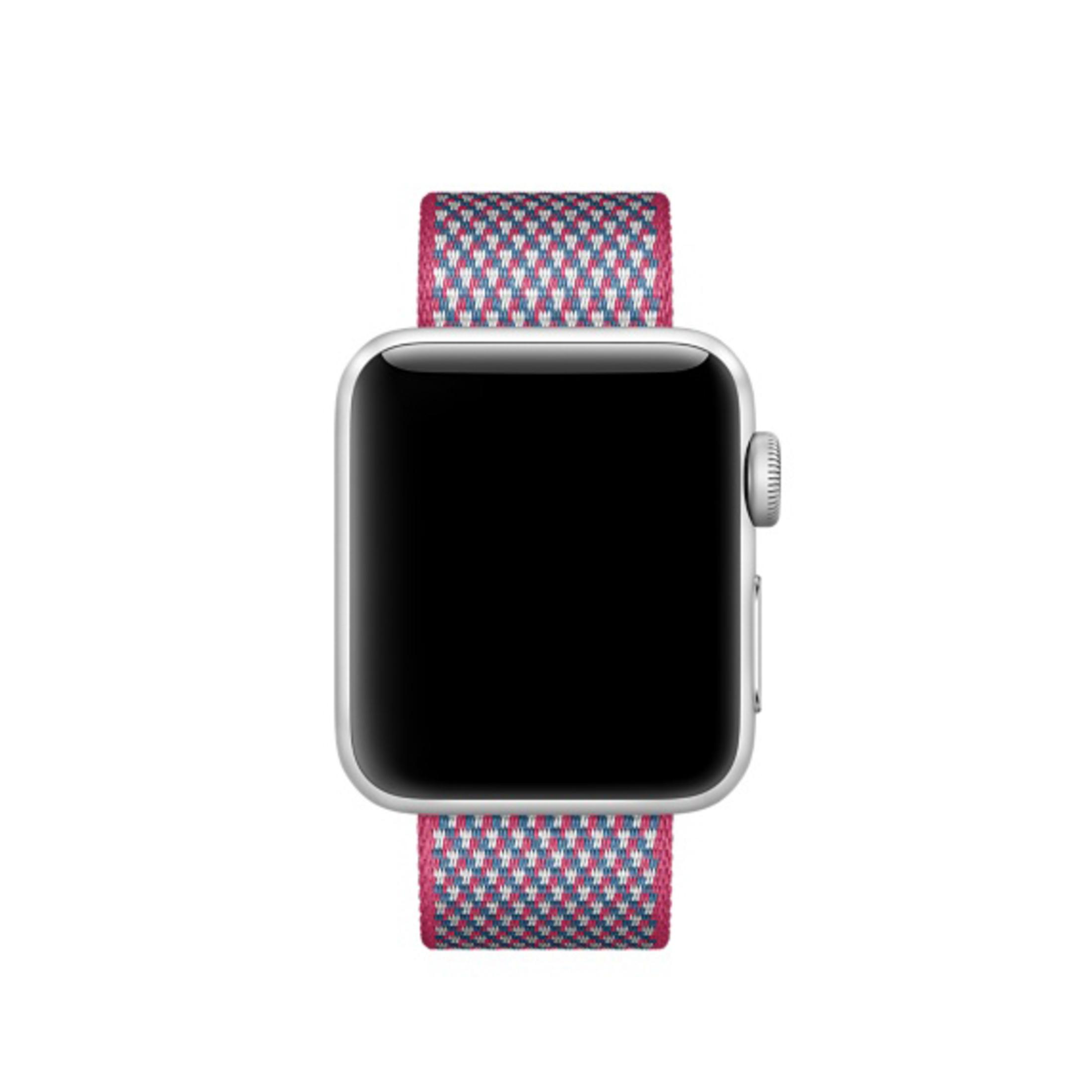 Srebrny Apple Watch z kolorowym, tkanym paskiem, wyświetlający czarny ekran.