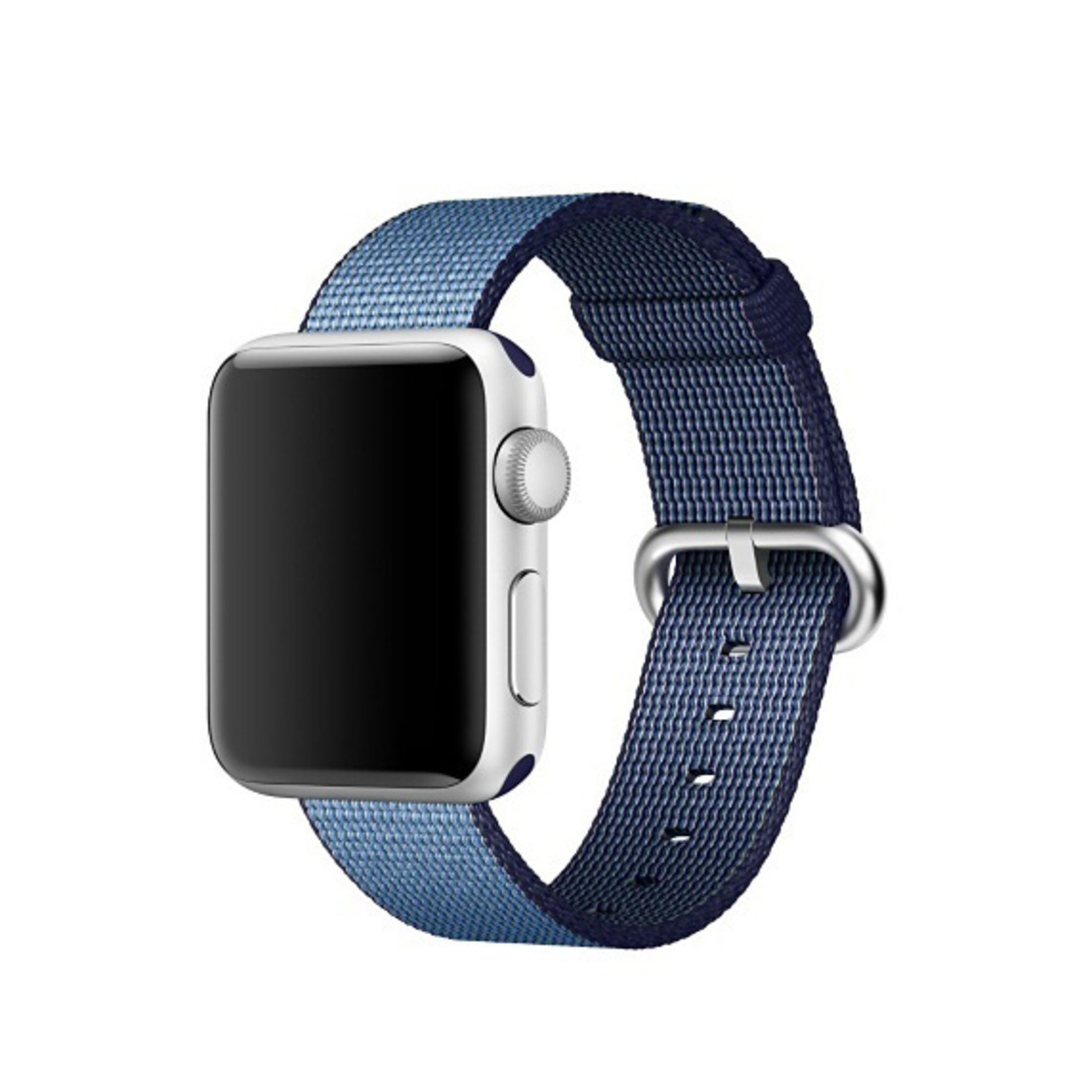 Apple Watch z niebieskim i granatowym paskiem z tkaniny. Tarcza zegarka jest pusta.