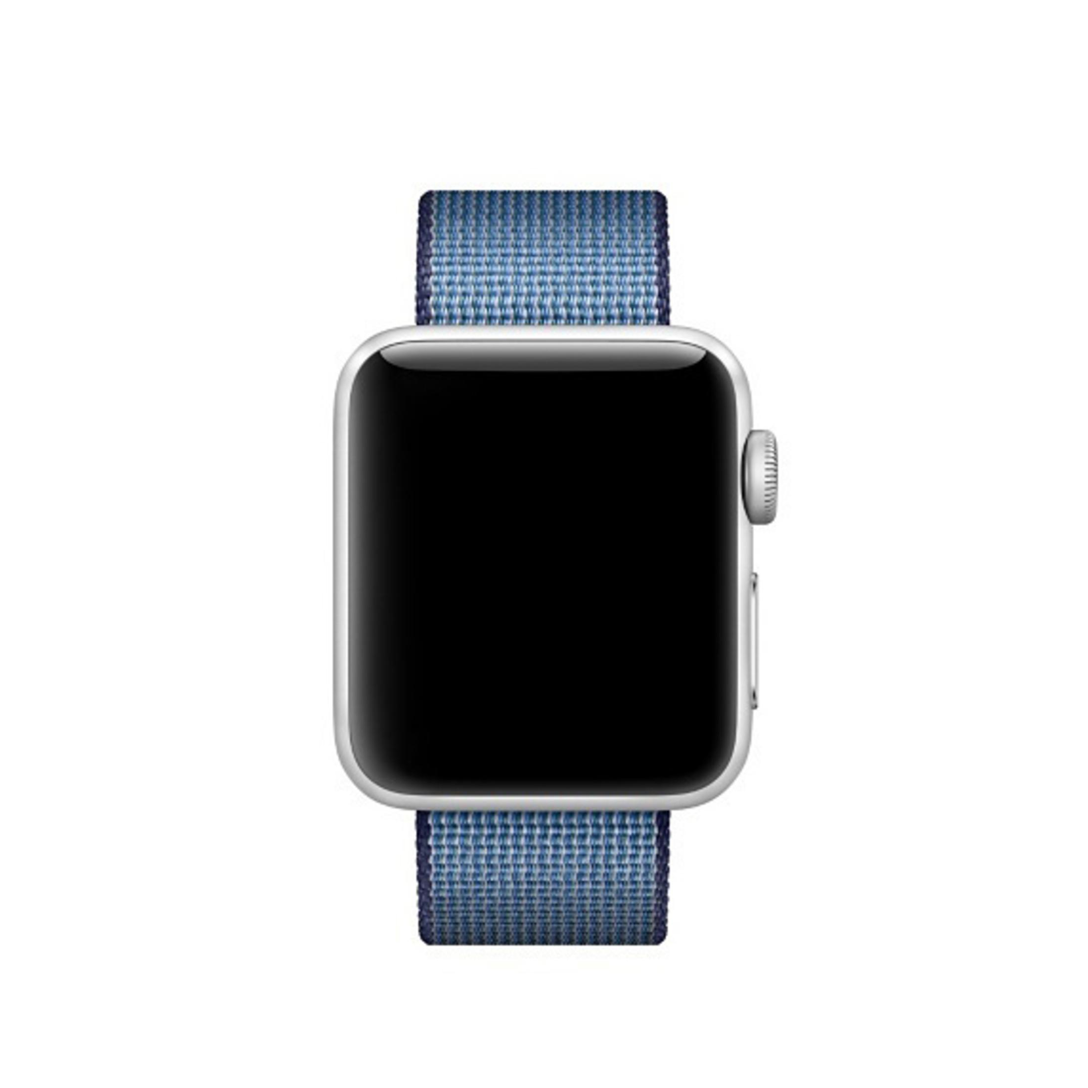 Apple Watch z niebieskim paskiem sportowym. Izolowany na białym tle.