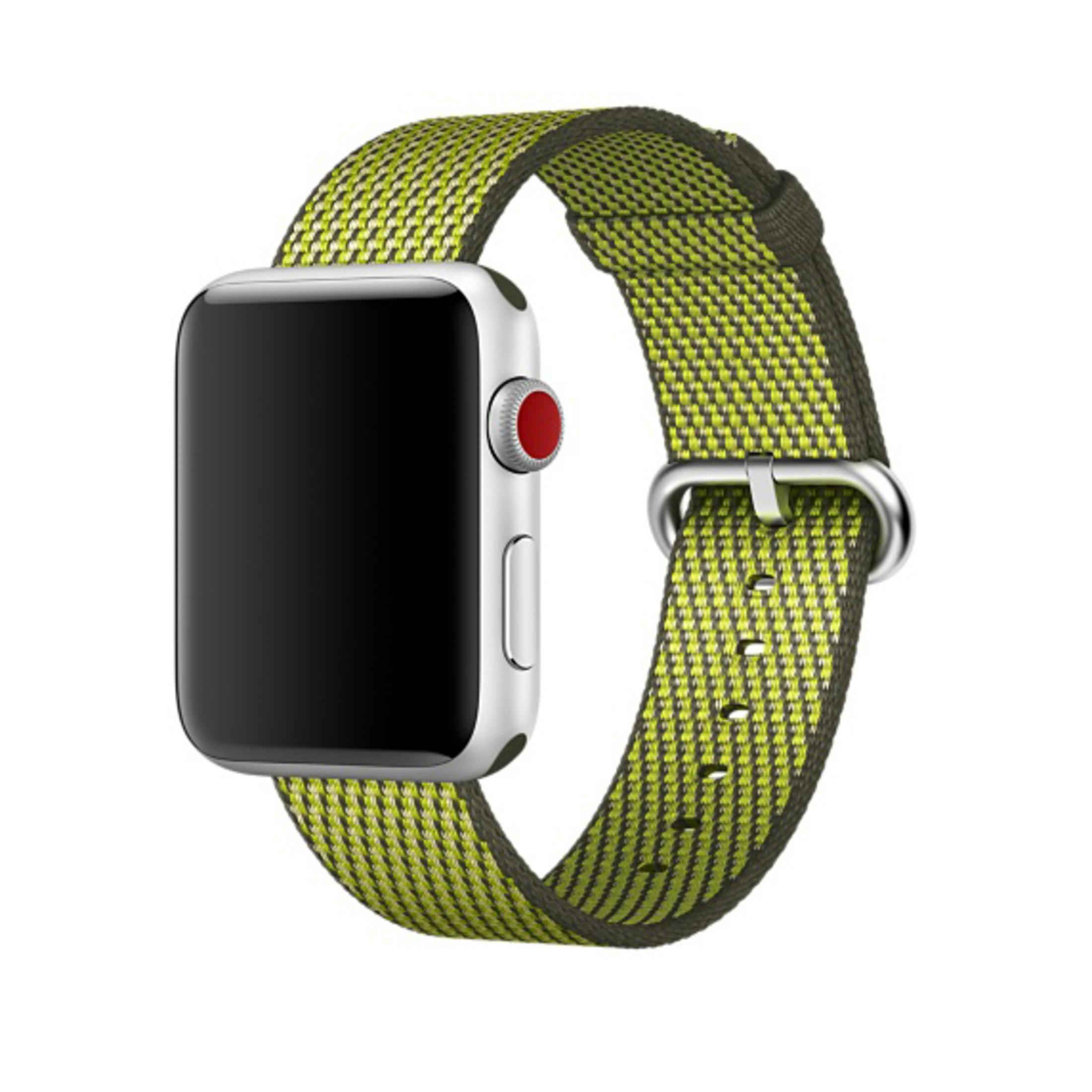 Srebrny Apple Watch z zielono-żółtym paskiem. Pasek ma tkaną teksturę. Ekran zegarka jest czarny.
