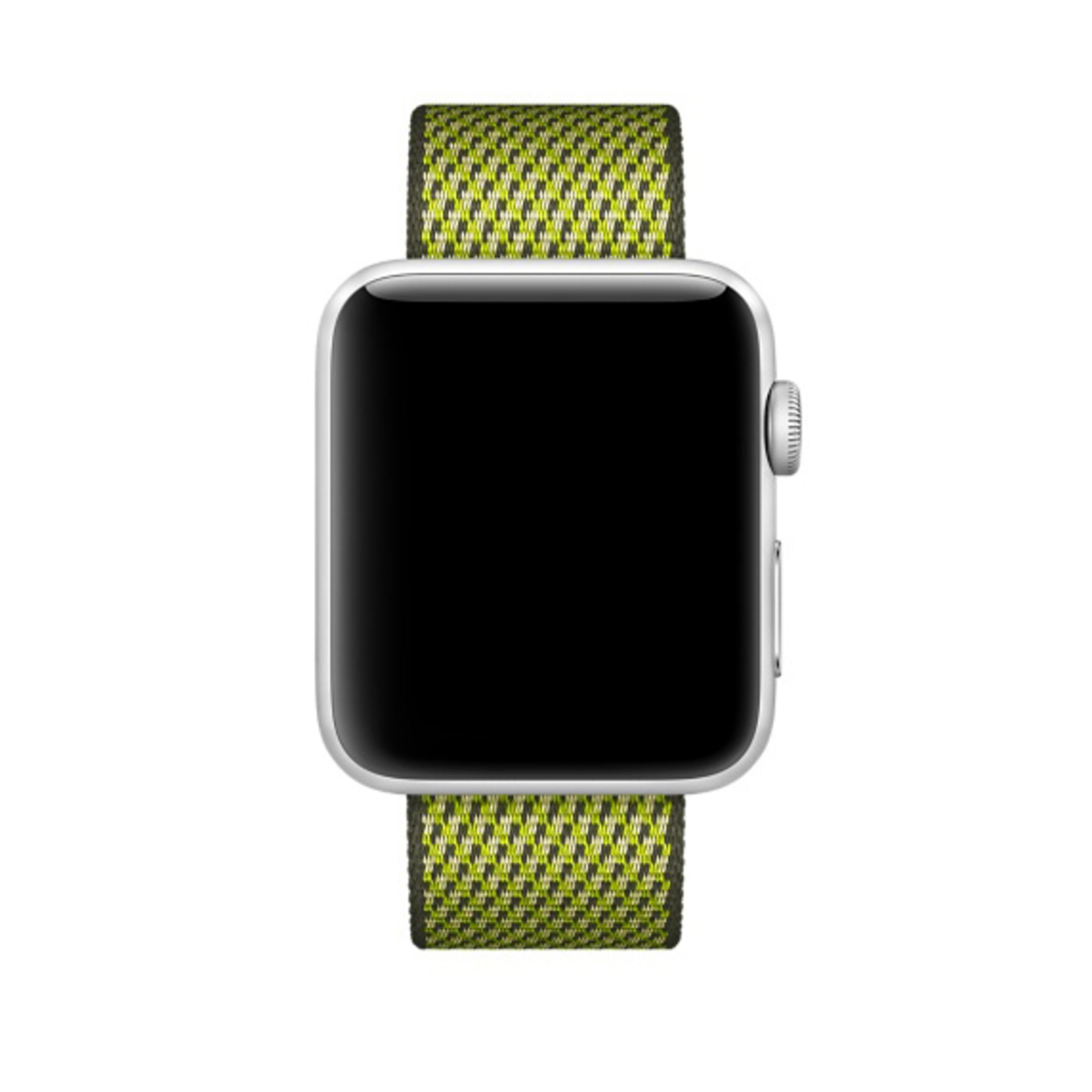 Apple Watch z zielono-żółtym paskiem. Tarcza zegarka jest czarna. Tło jest białe.
