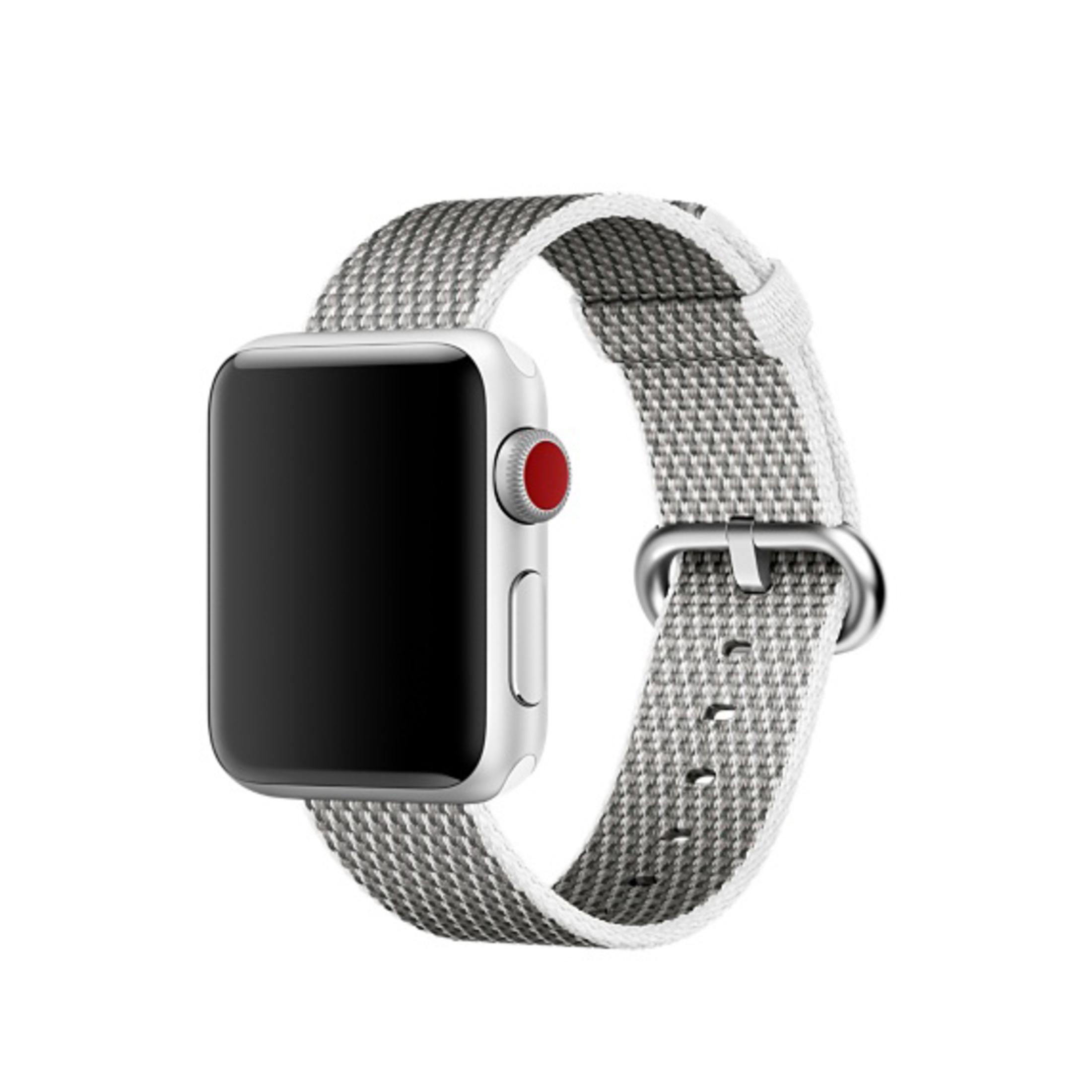Srebrny Apple Watch z szaro-białym paskiem. Ekran jest czarny.