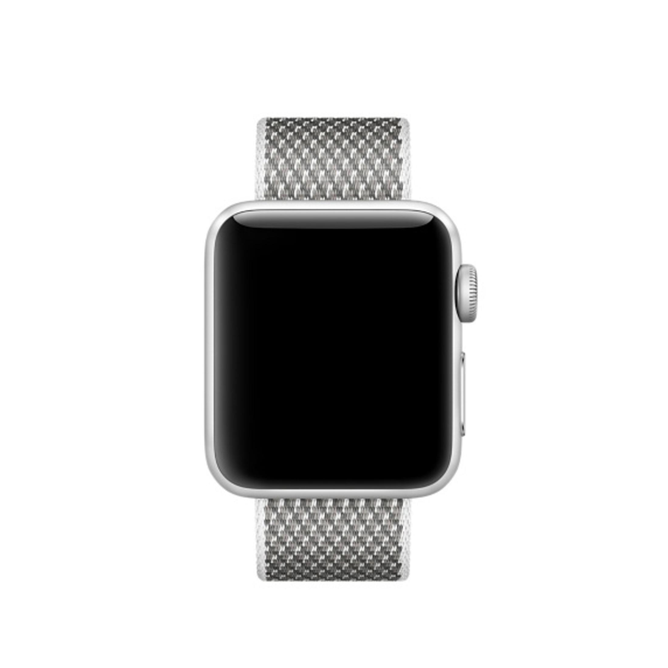 Zegarek Apple z czarnym ekranem i szaro-białym paskiem, na białym tle.