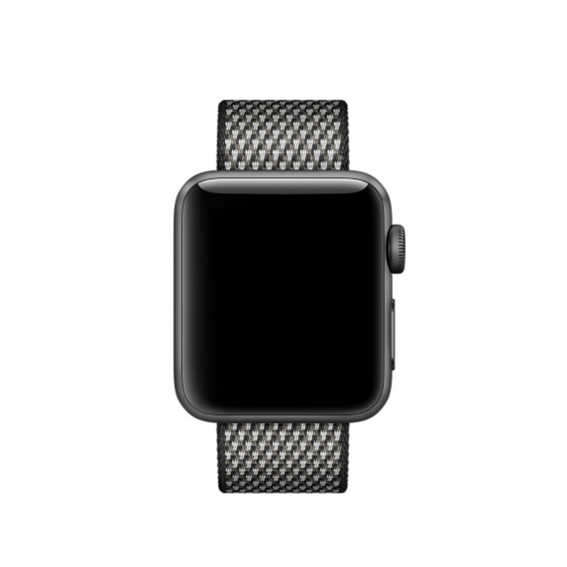 Apple Watch z czarną tarczą i czarno-białym, tkanym paskiem.