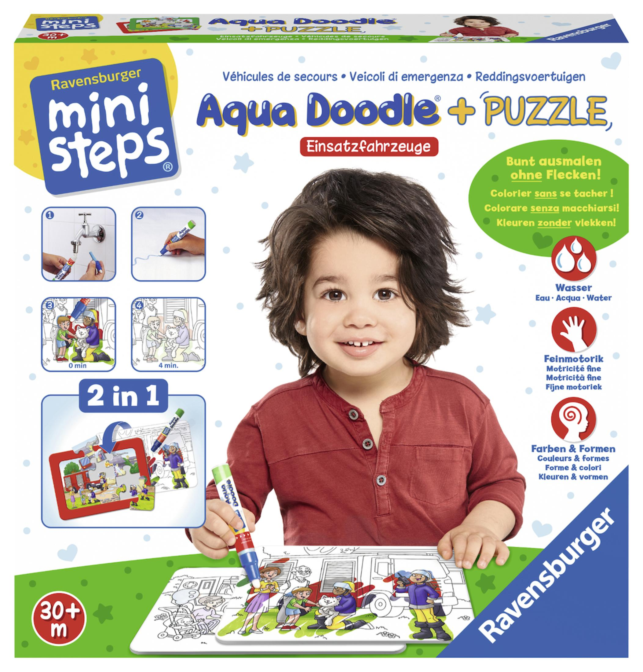 Ein Kind, das ein Aqua Doodle + Puzzle ausmalt. Die Box und Anweisungen sind in mehreren Sprachen. Die Szene ist drinnen.