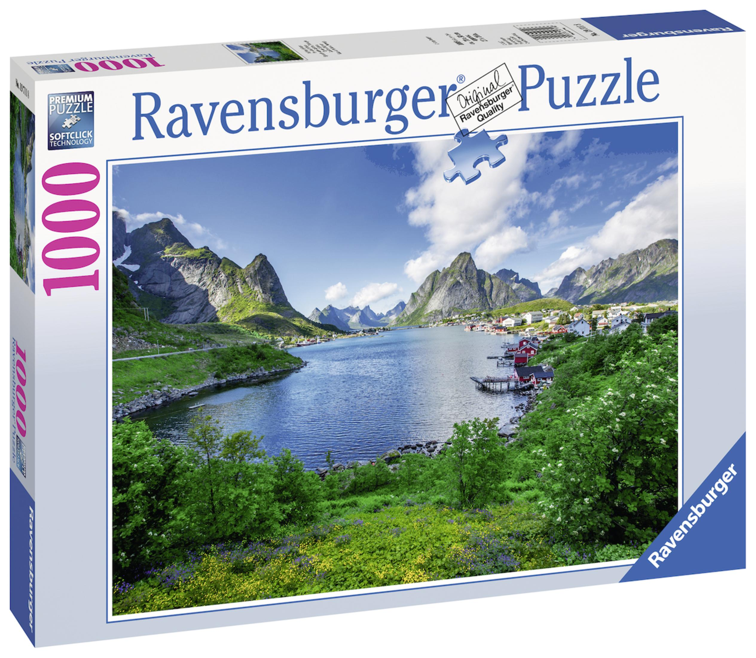 Ein Ravensburger Puzzlekarton mit einer malerischen Aussicht auf Berge und einen See.