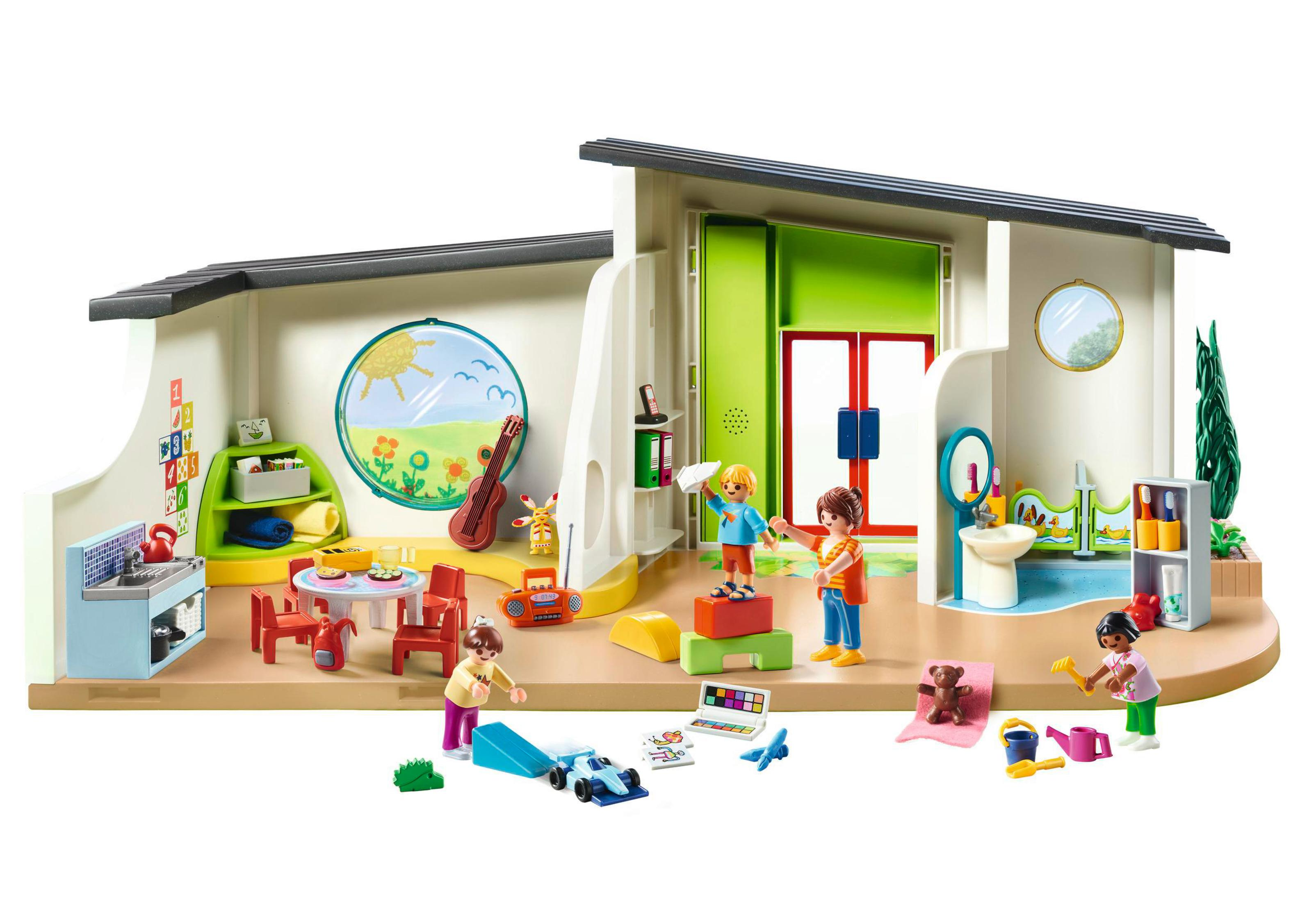 Una stanza giochi con giocattoli per bambini, tra cui un tavolo con sedie e una struttura di gioco.