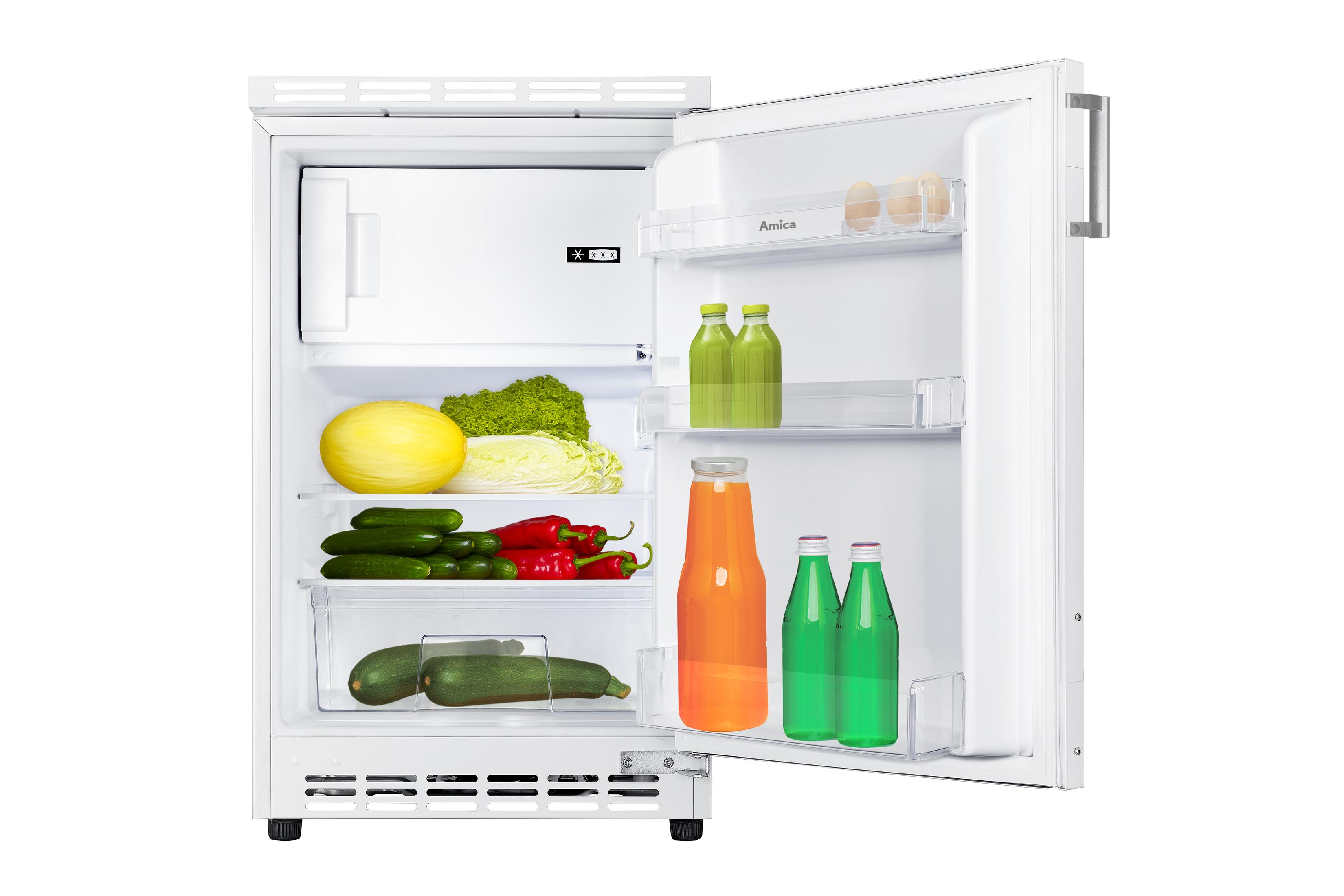 Offener weißer Kühlschrank mit Regalen, die mit Lebensmitteln wie Gemüse, Obst und Getränken gefüllt sind.