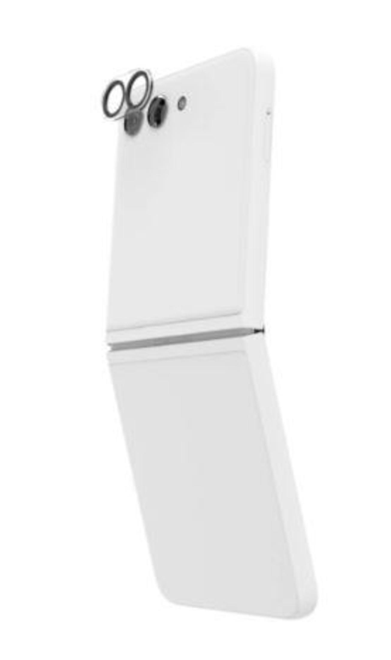 Telefono pieghevole bianco, con dettaglio fotocamera posteriore, su sfondo bianco.