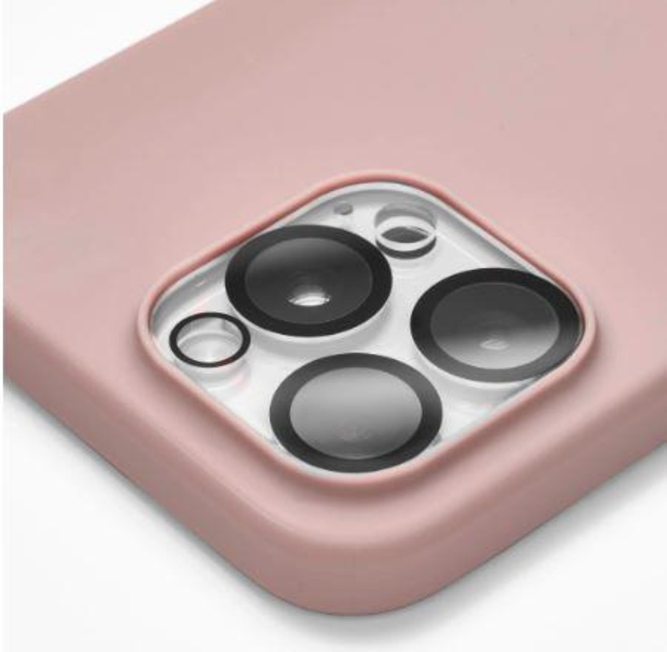 Primo piano di una custodia rosa per telefono con ritaglio per fotocamera. Le lenti sono visibili.