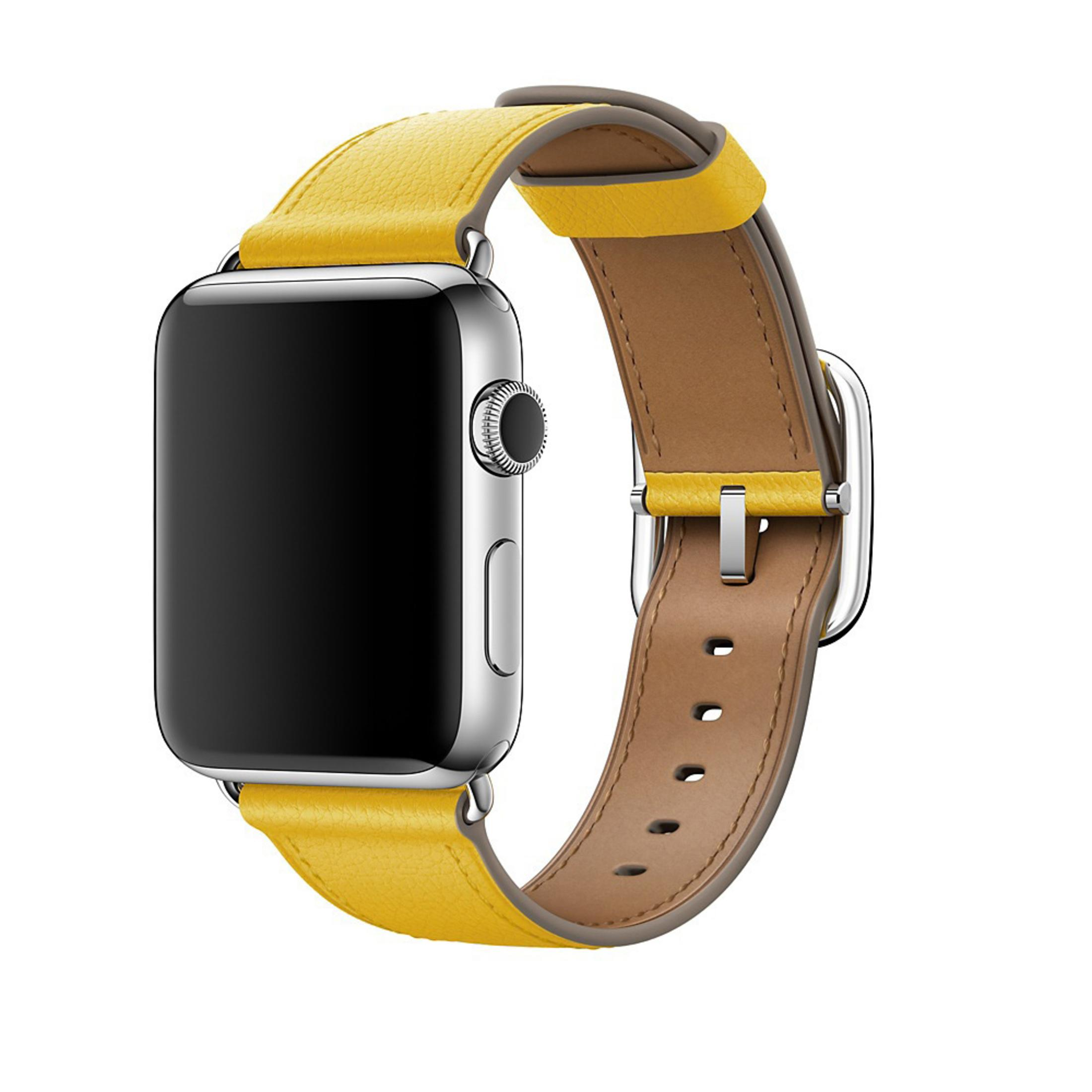 Srebrny zegarek Apple Watch z żółtym skórzanym paskiem na białym tle.