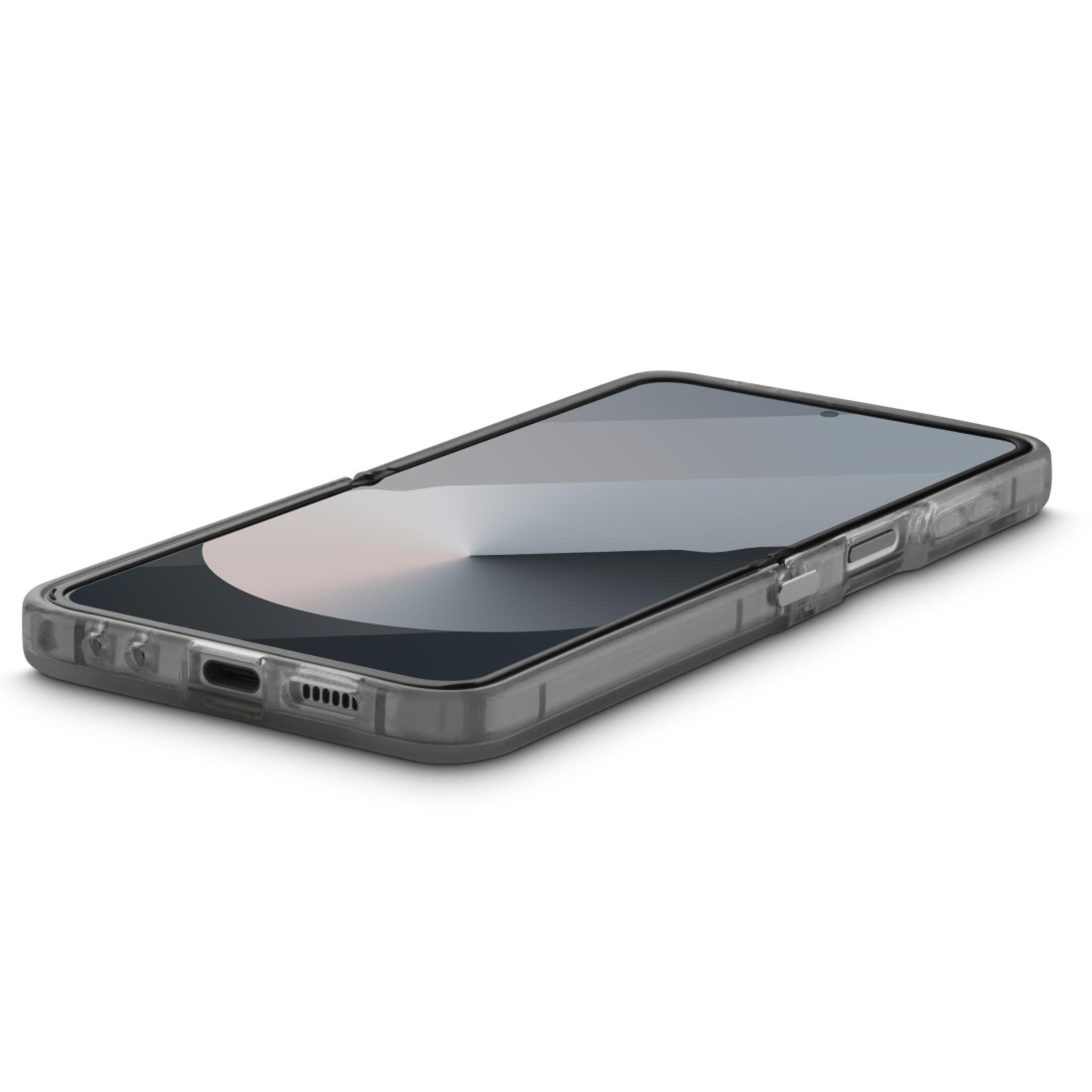 Coque de téléphone transparente sur un téléphone. Le téléphone est sur une surface blanche.