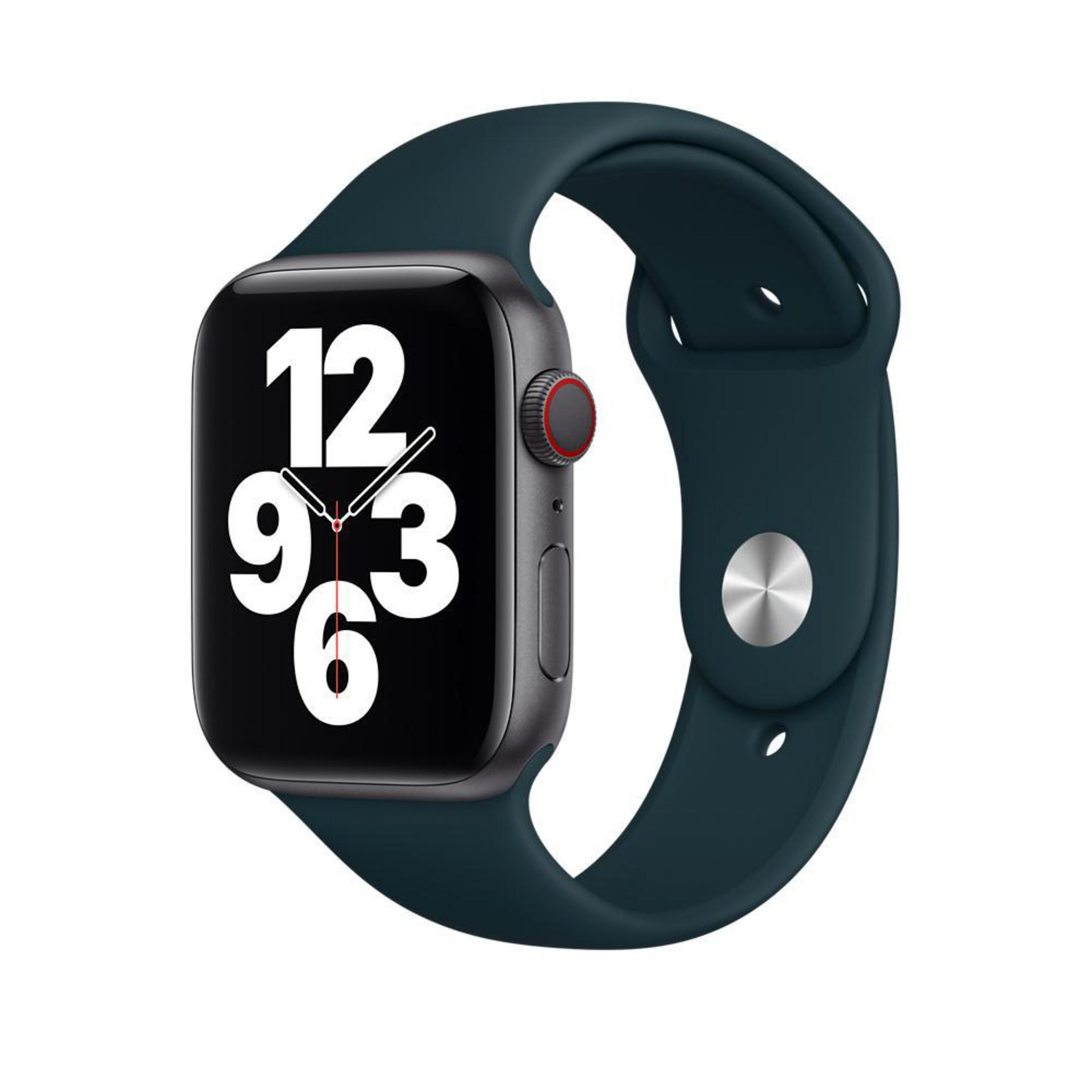 Apple Watch avec bracelet bleu. Le cadran affiche l'heure, 12, 9 et 3.