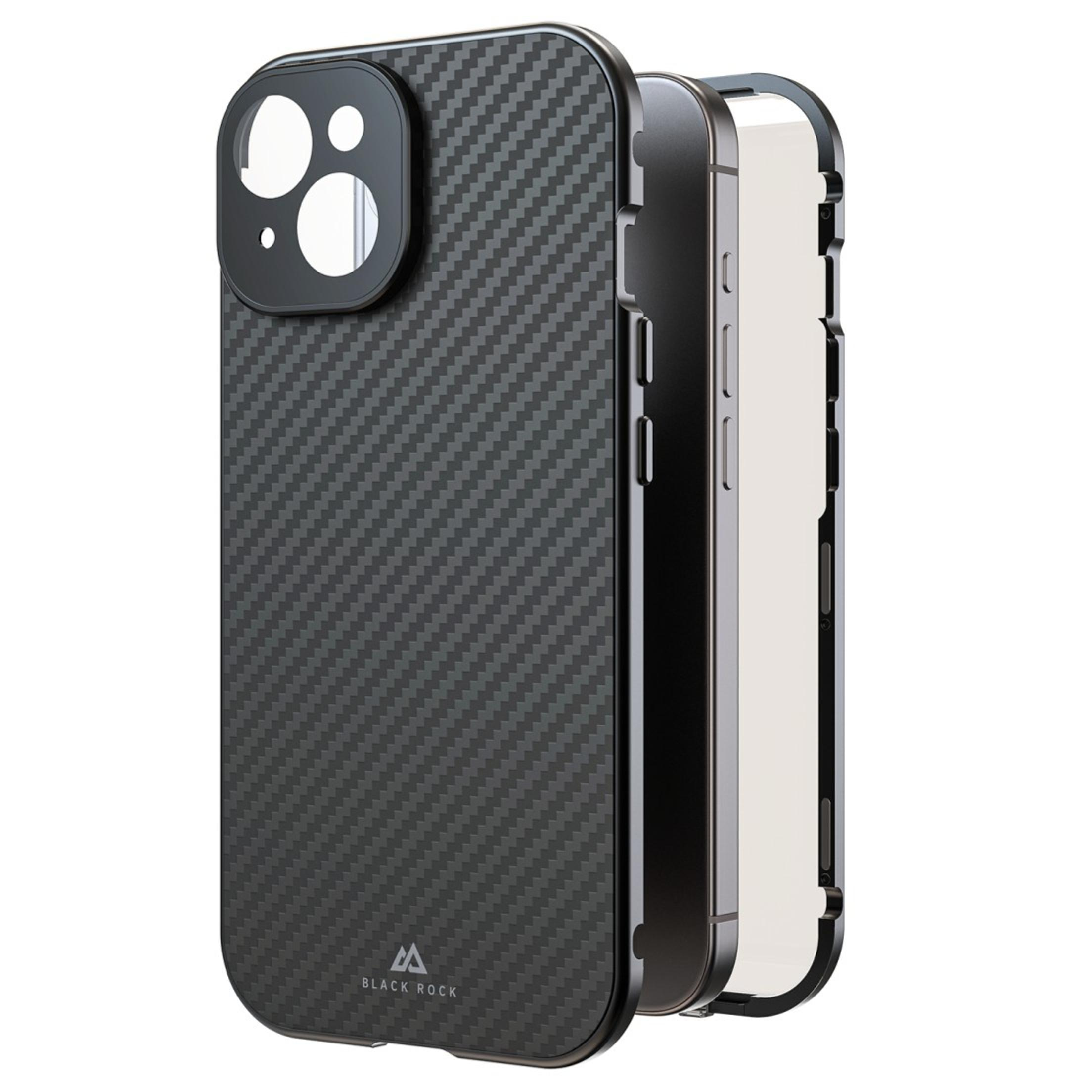 Eine schwarze Handyhülle aus Kohlefaser mit Kameraaussparung. Die Hülle liegt auf einem Telefon.