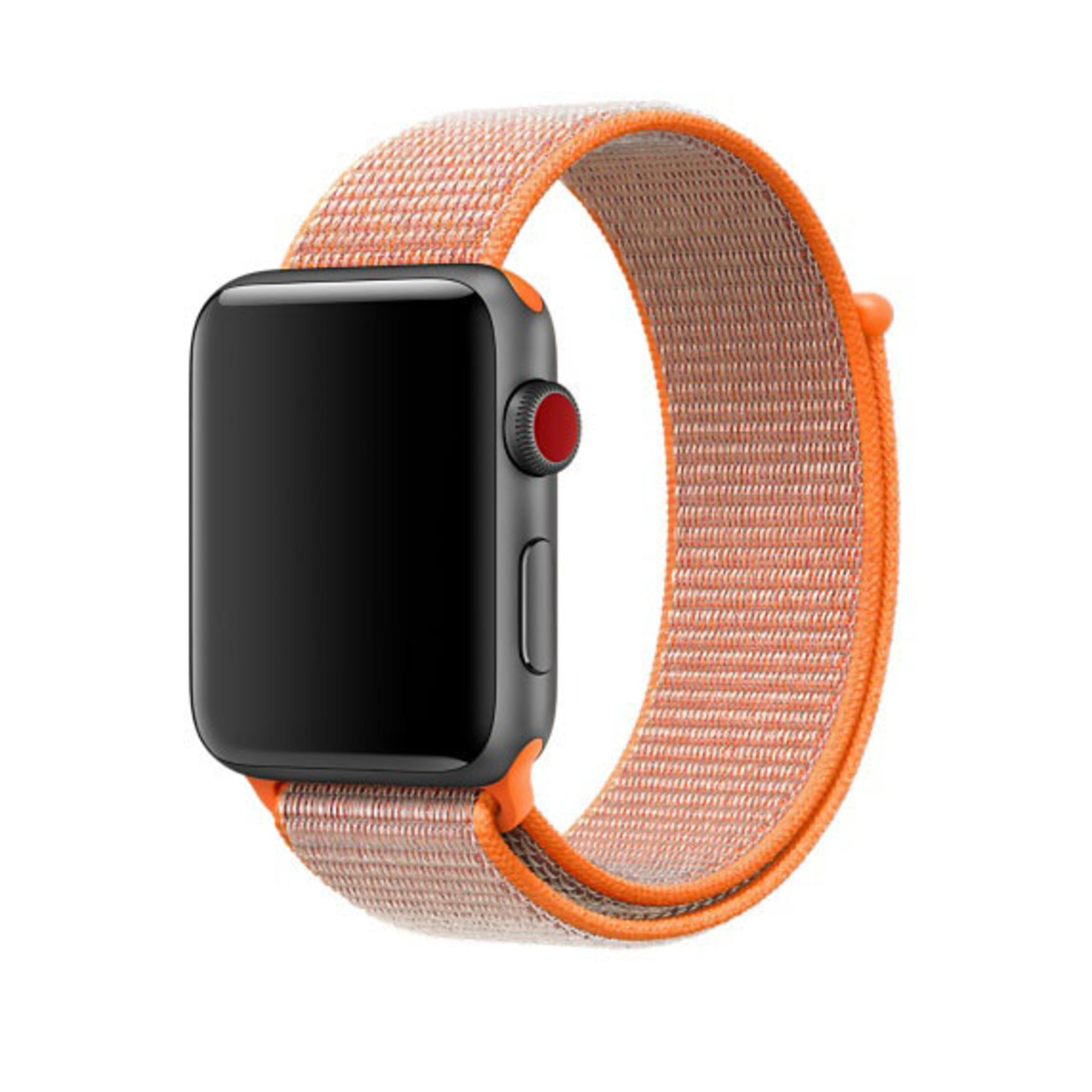 Apple Watch z pomarańczowym i beżowym plecionym paskiem, czarna tarcza.