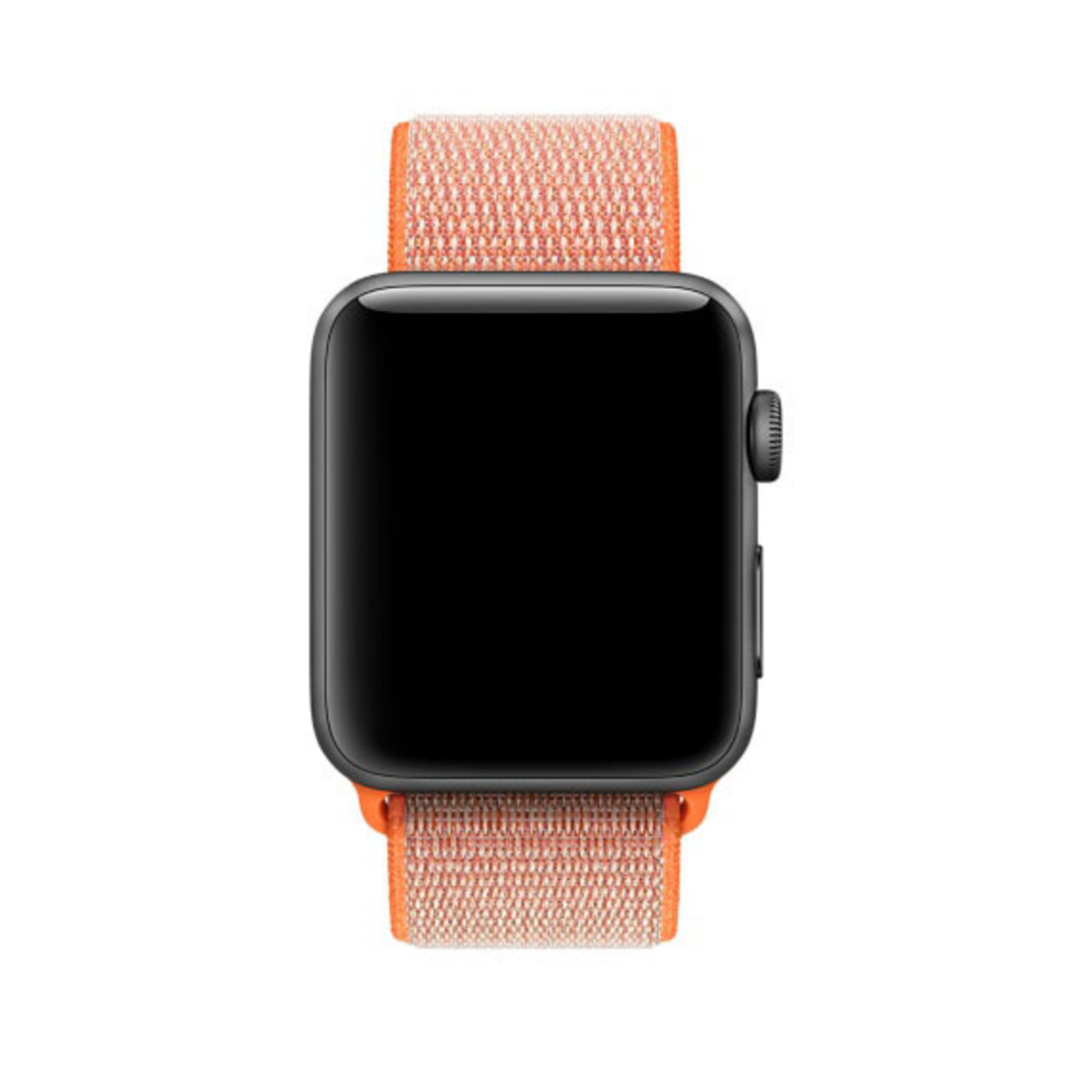 Czarny Apple Watch z pomarańczowym paskiem sportowym. Ekran jest czarny, a pasek ma teksturę.