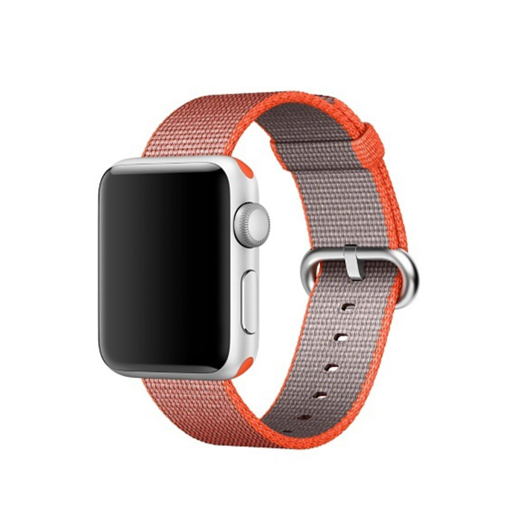Apple Watch z koralowo-szarą pętlą sportową. Zegarek ma czarny ekran i srebrny przycisk.