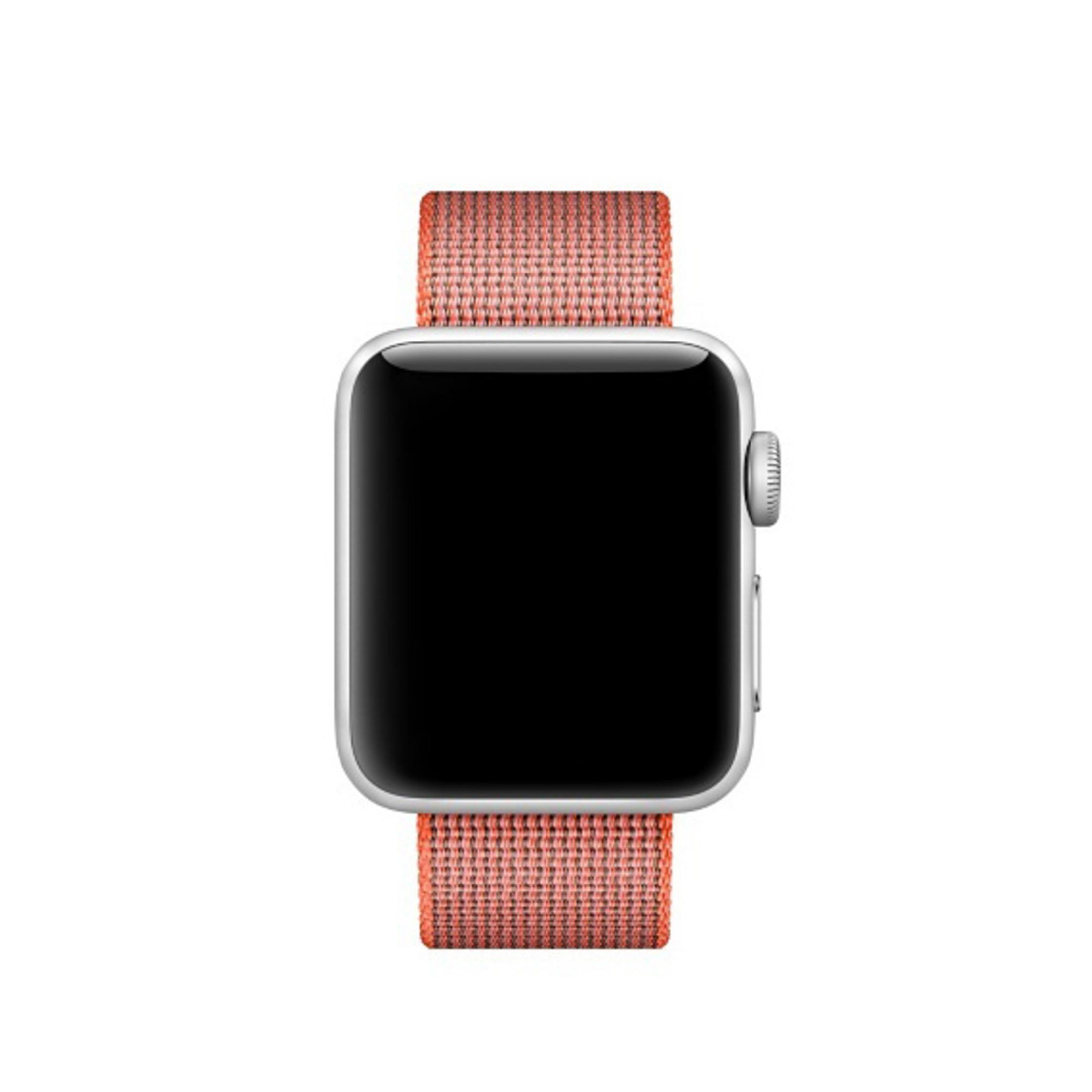 Srebrny Apple Watch z koralowym paskiem z tkaniny. Ekran jest czarny.