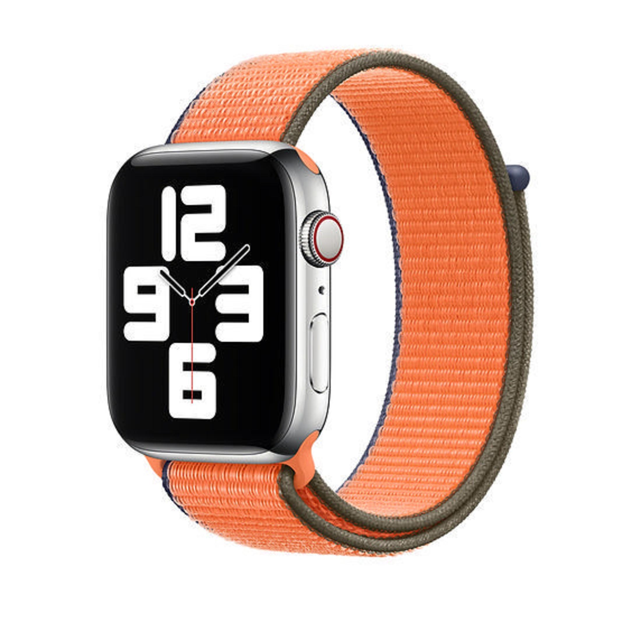 Apple Watch z pomarańczowym paskiem sport loop. Zegarek pokazuje godzinę.