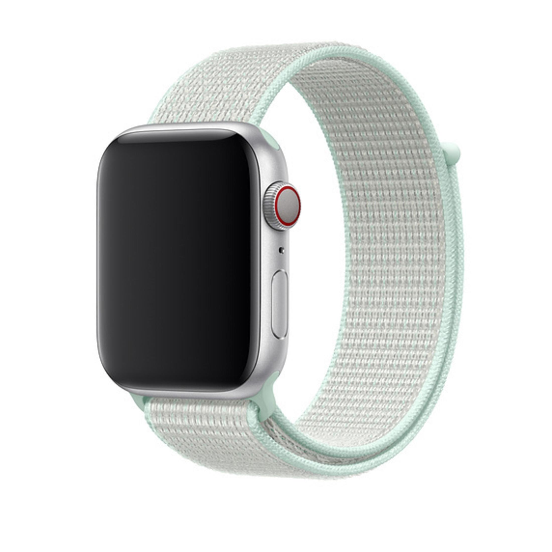 Apple Watch argent avec un bracelet vert menthe, isolé sur blanc.