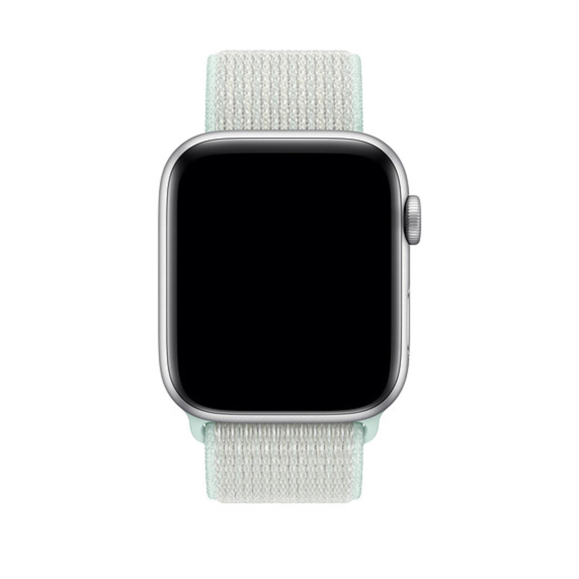 Apple Watch argent avec bracelet en tissu vert clair.