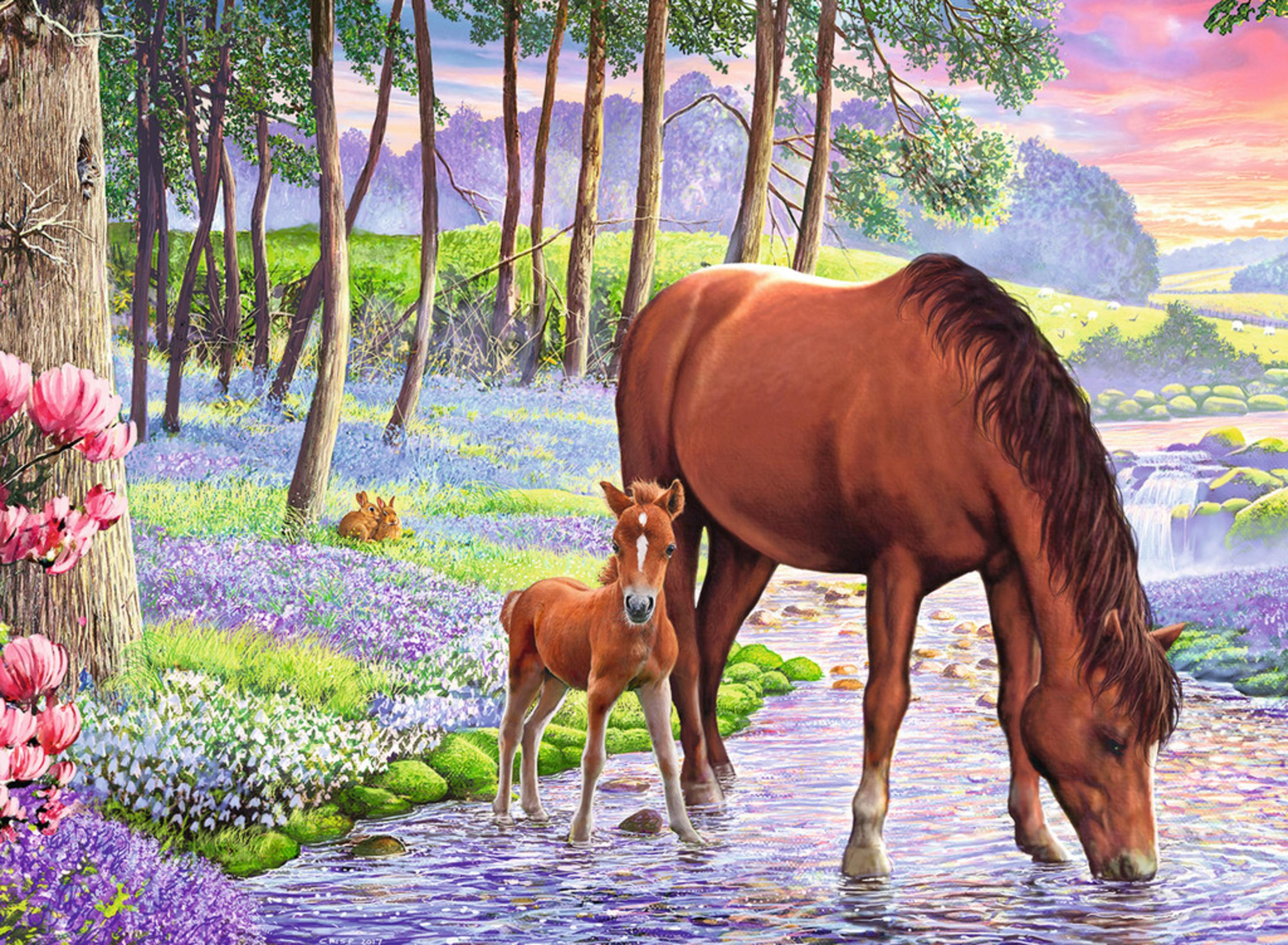 Ein Pferd und ein Fohlen in einem Bach. Das Pferd trinkt, das Fohlen steht, und Blumen und Bäume sind im Hintergrund.