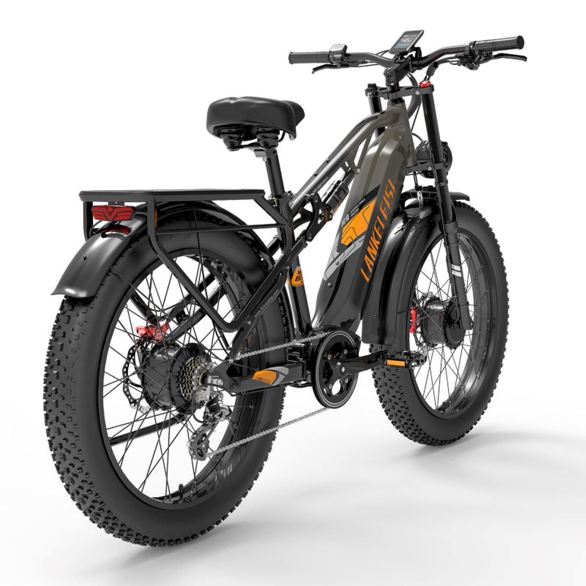 Ein Elektrofahrrad, schwarz und grau. Hat dicke Reifen, einen Heckträger und orange Akzente.