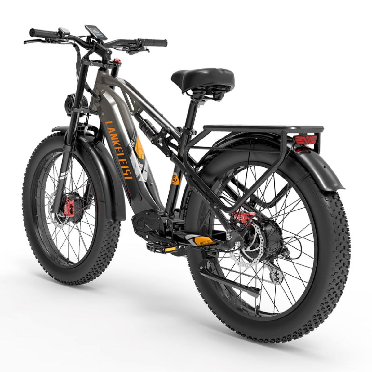 Schwarzes und graues Elektrofahrrad. Verfügt über einen Heckträger, breite Reifen und Scheibenbremsen. Weißer Hintergrund.
