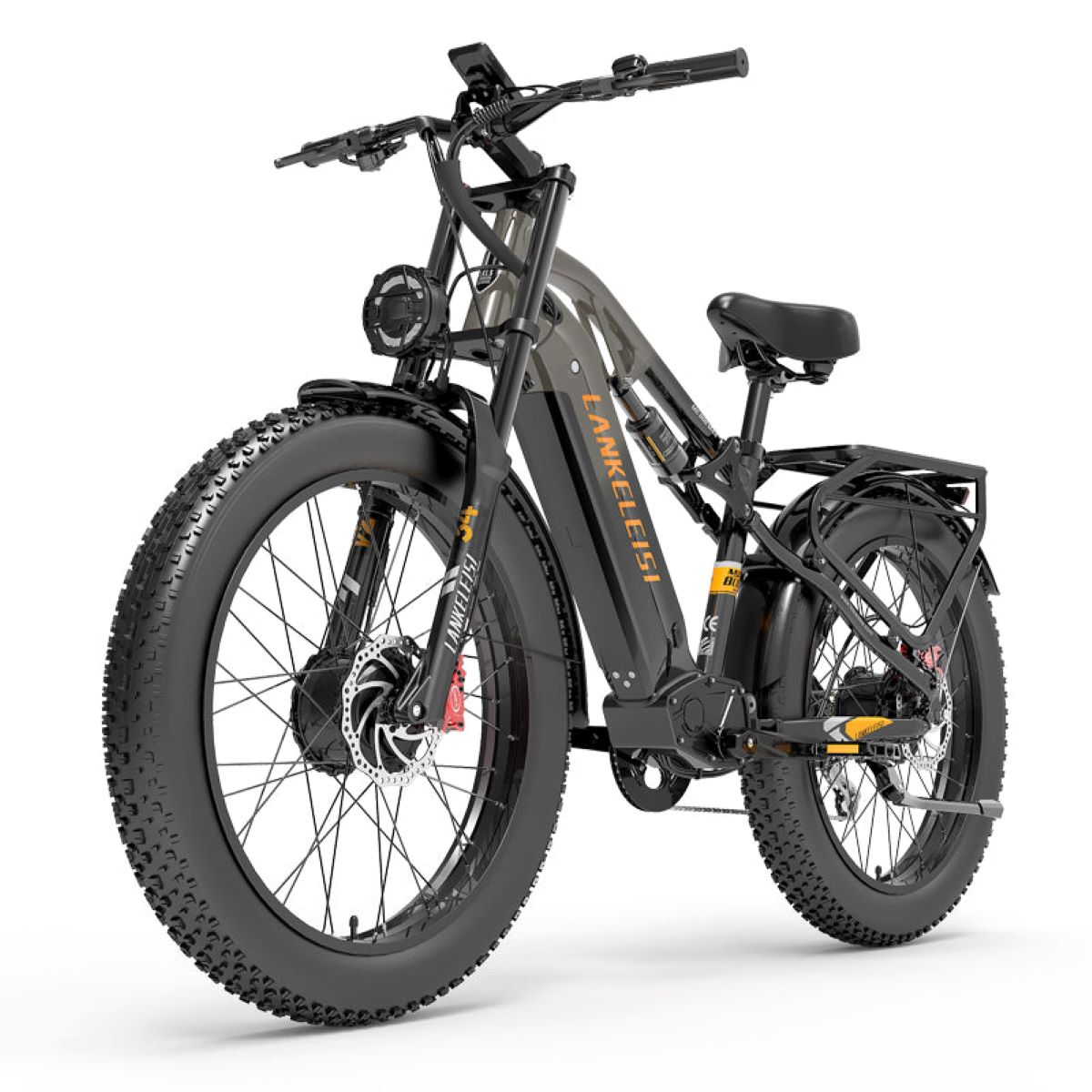 Ein Elektrofahrrad mit großen Reifen, schwarzem und grauem Rahmen und orangefarbenen Akzenten. Es ist abgewinkelt.