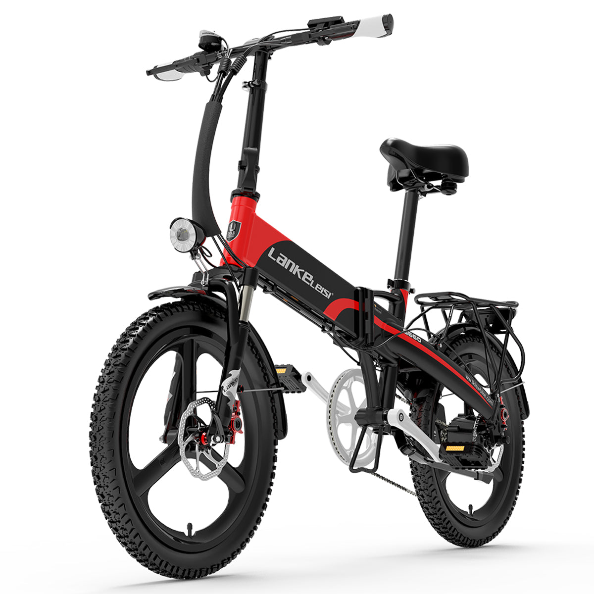 Una bicicleta eléctrica negra y roja sobre un fondo blanco, vista frontal.